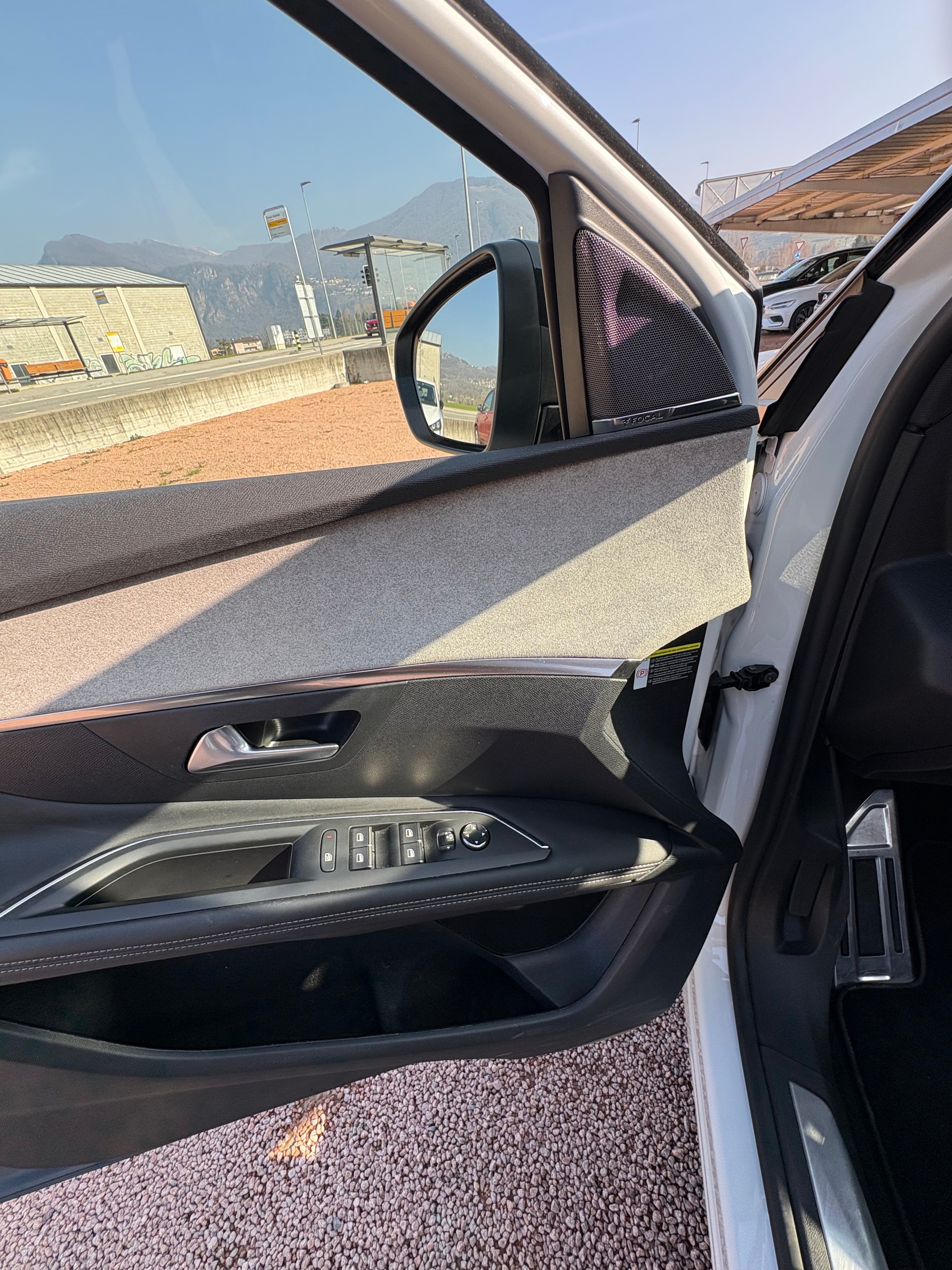 PEUGEOT 3008 300e Hybrid4 GT Pack EAT8-image-9