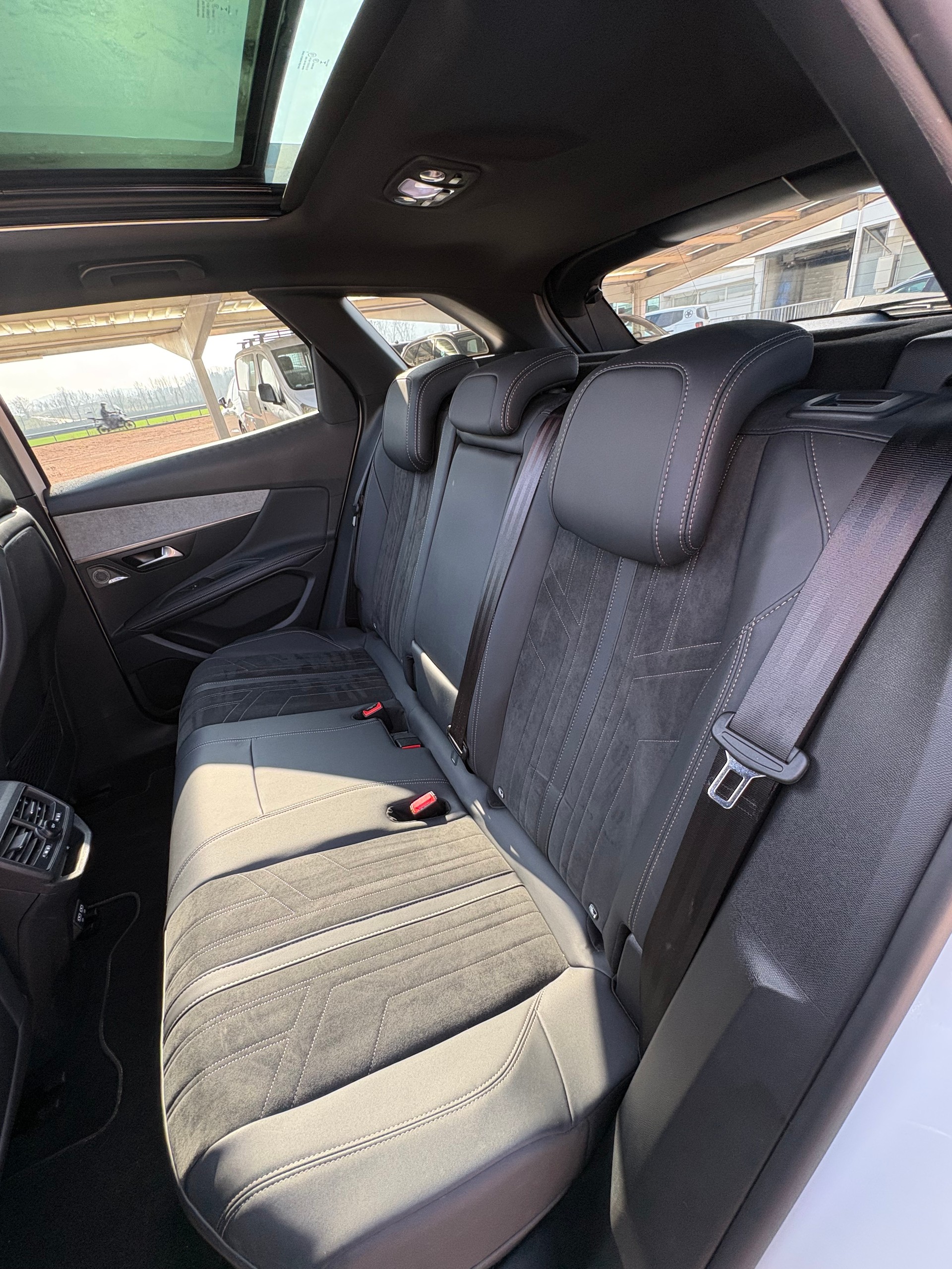 PEUGEOT 3008 300e Hybrid4 GT Pack EAT8-image-7