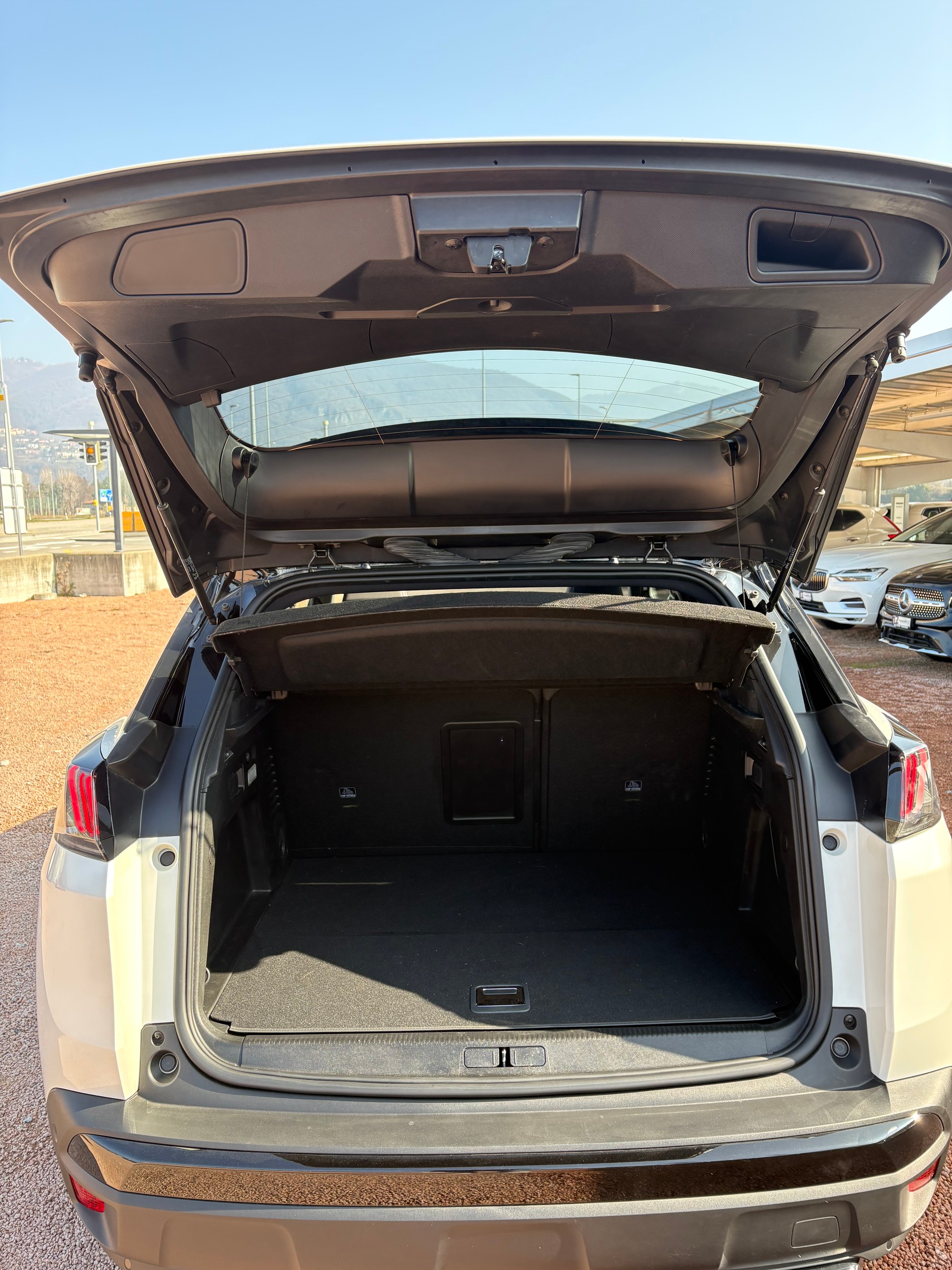 PEUGEOT 3008 300e Hybrid4 GT Pack EAT8-image-5