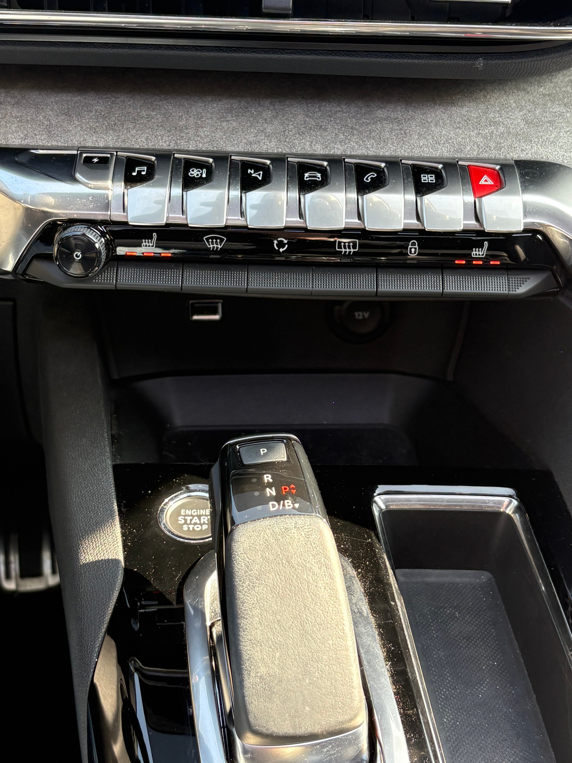 PEUGEOT 3008 300e Hybrid4 GT Pack EAT8-image-17