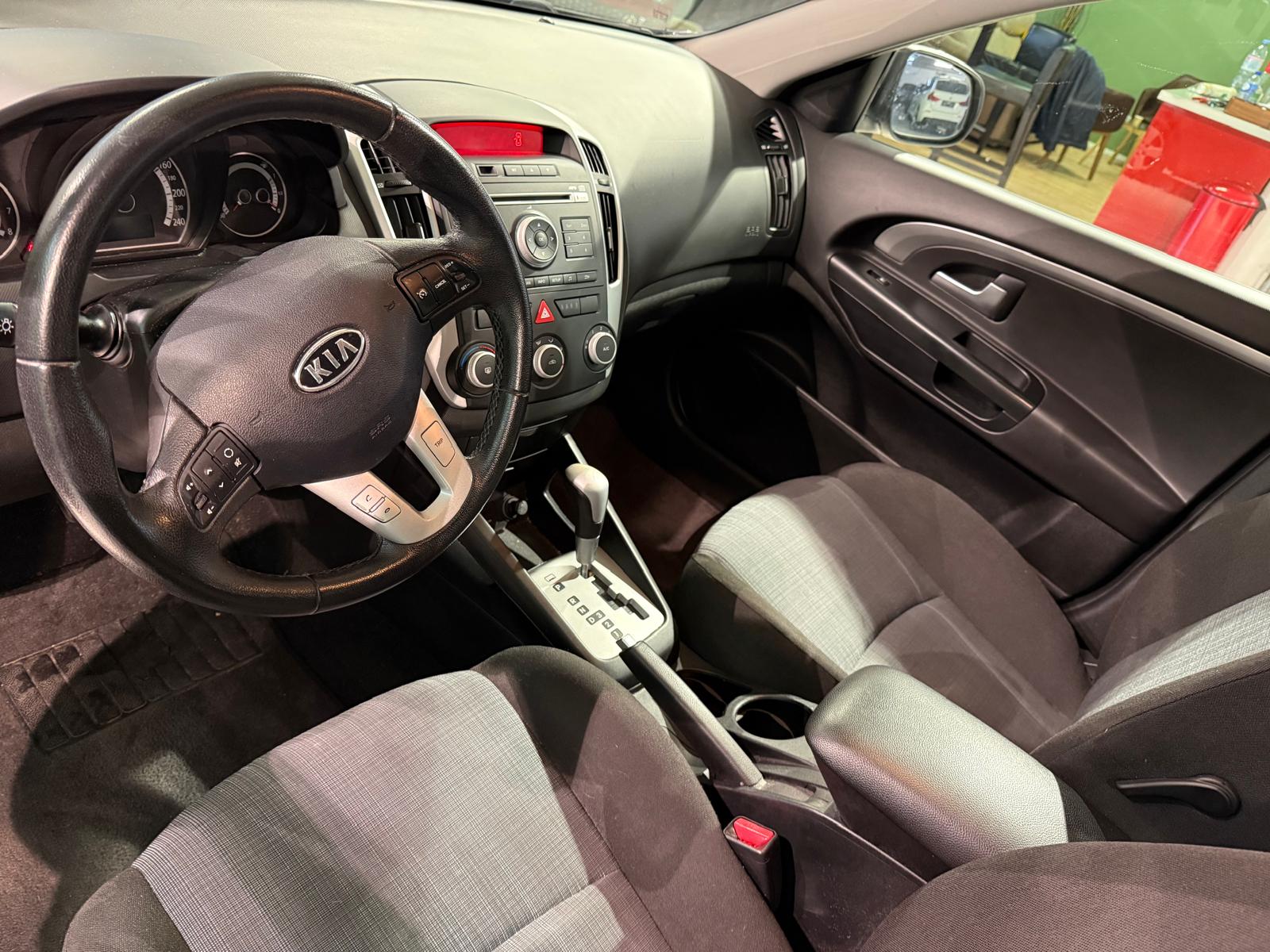 KIA Cee'd Sporty Wagon 1.6 16V Style Automatic-image-5
