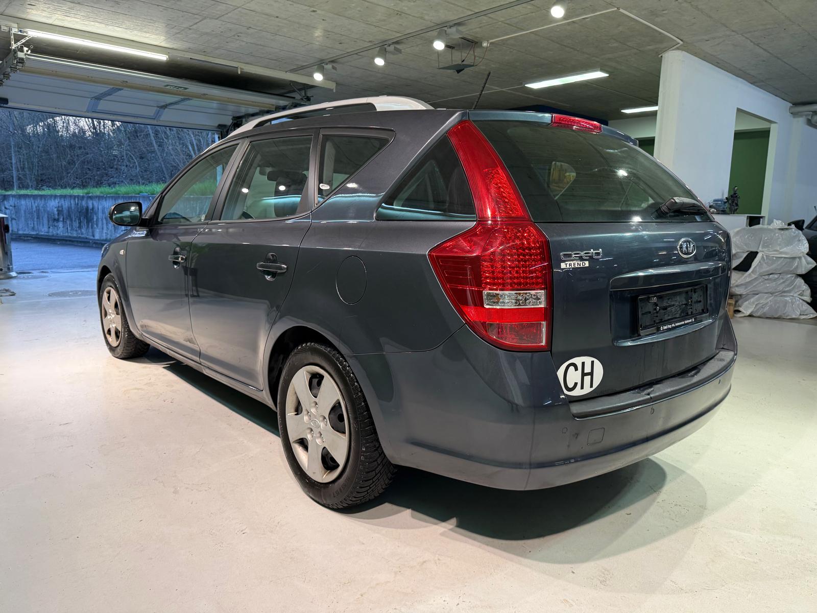 KIA Cee'd Sporty Wagon 1.6 16V Style Automatic-image-2