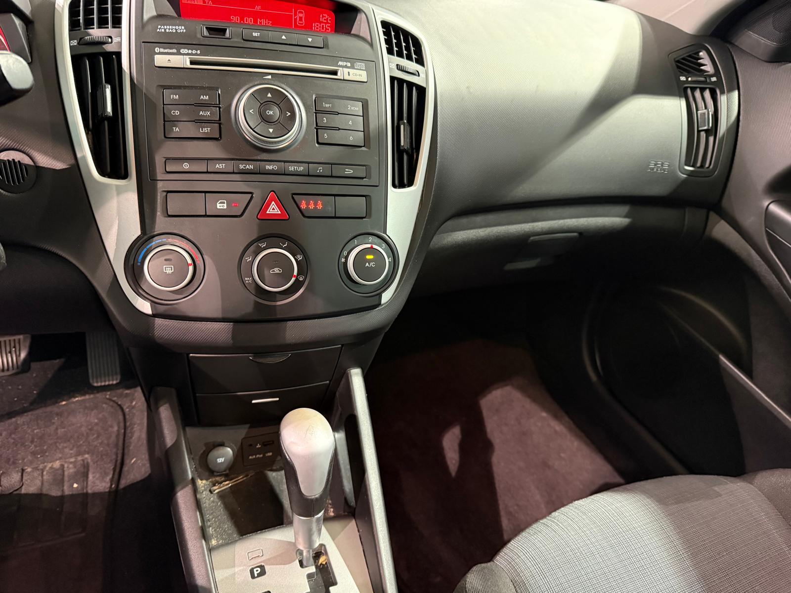 KIA Cee'd Sporty Wagon 1.6 16V Style Automatic-image-6