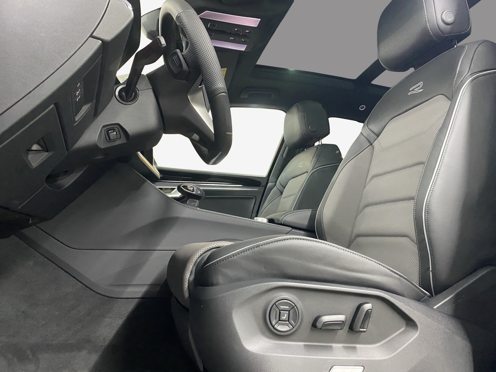 VW Touareg 3.0 TDI R-Line Tiptronic-image-7