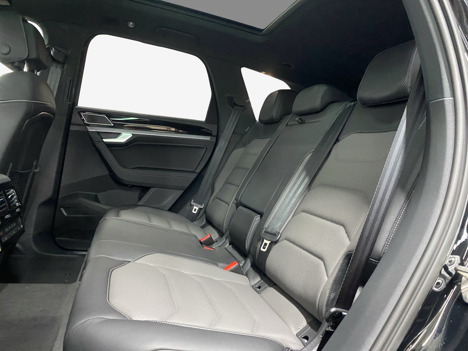 VW Touareg 3.0 TDI R-Line Tiptronic-image-11
