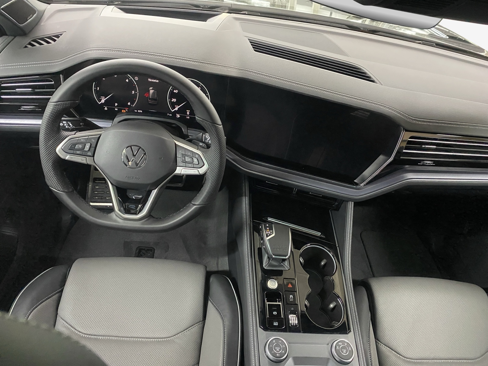 VW Touareg 3.0 TDI R-Line Tiptronic-image-8