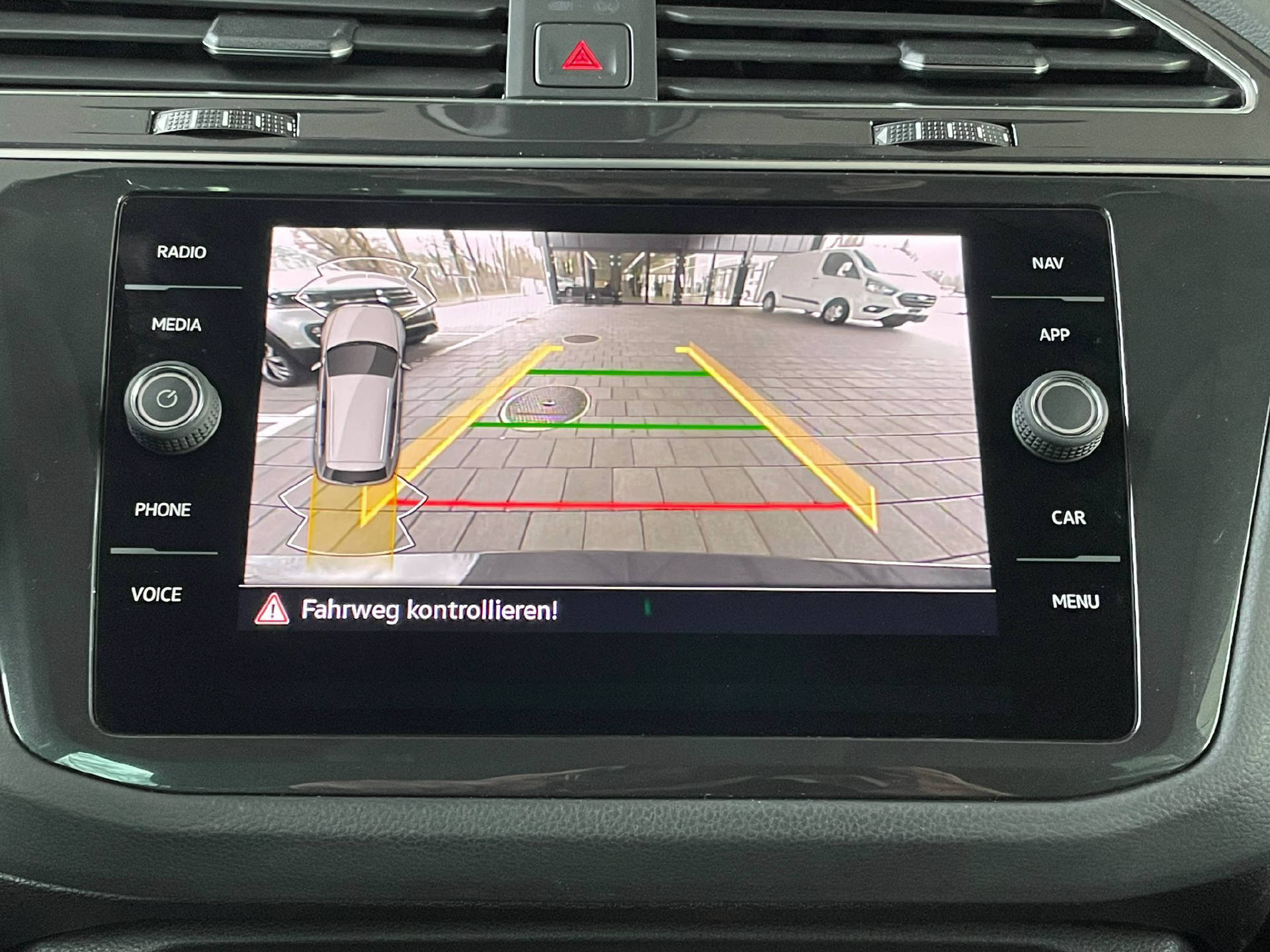 VW Tiguan 2.0 TDI SCR Life DSG-image-11
