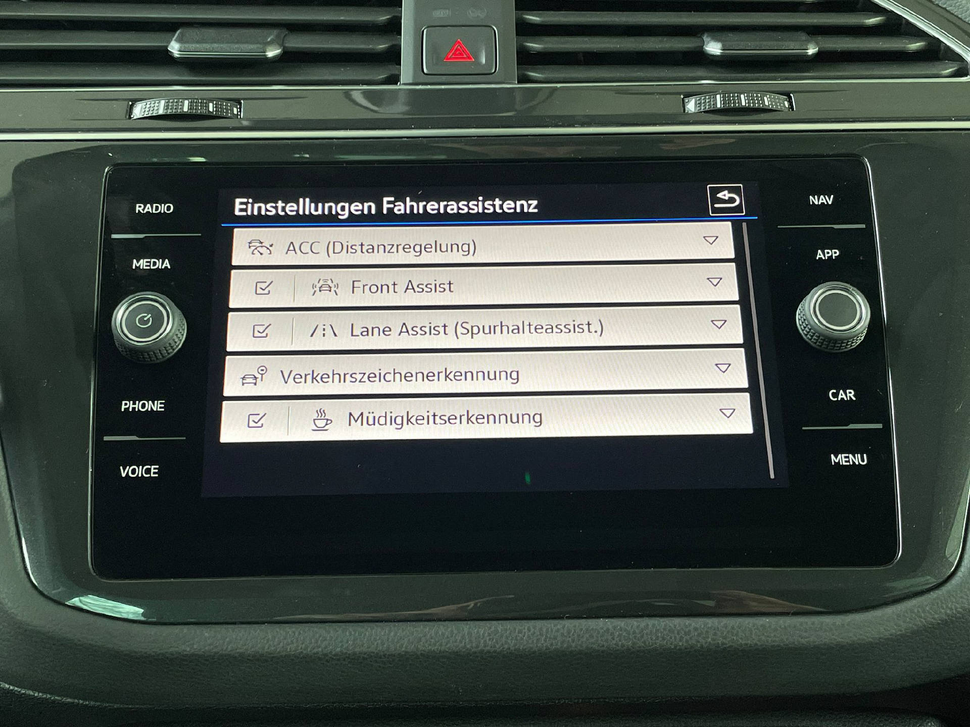 VW Tiguan 2.0 TDI SCR Life DSG-image-10