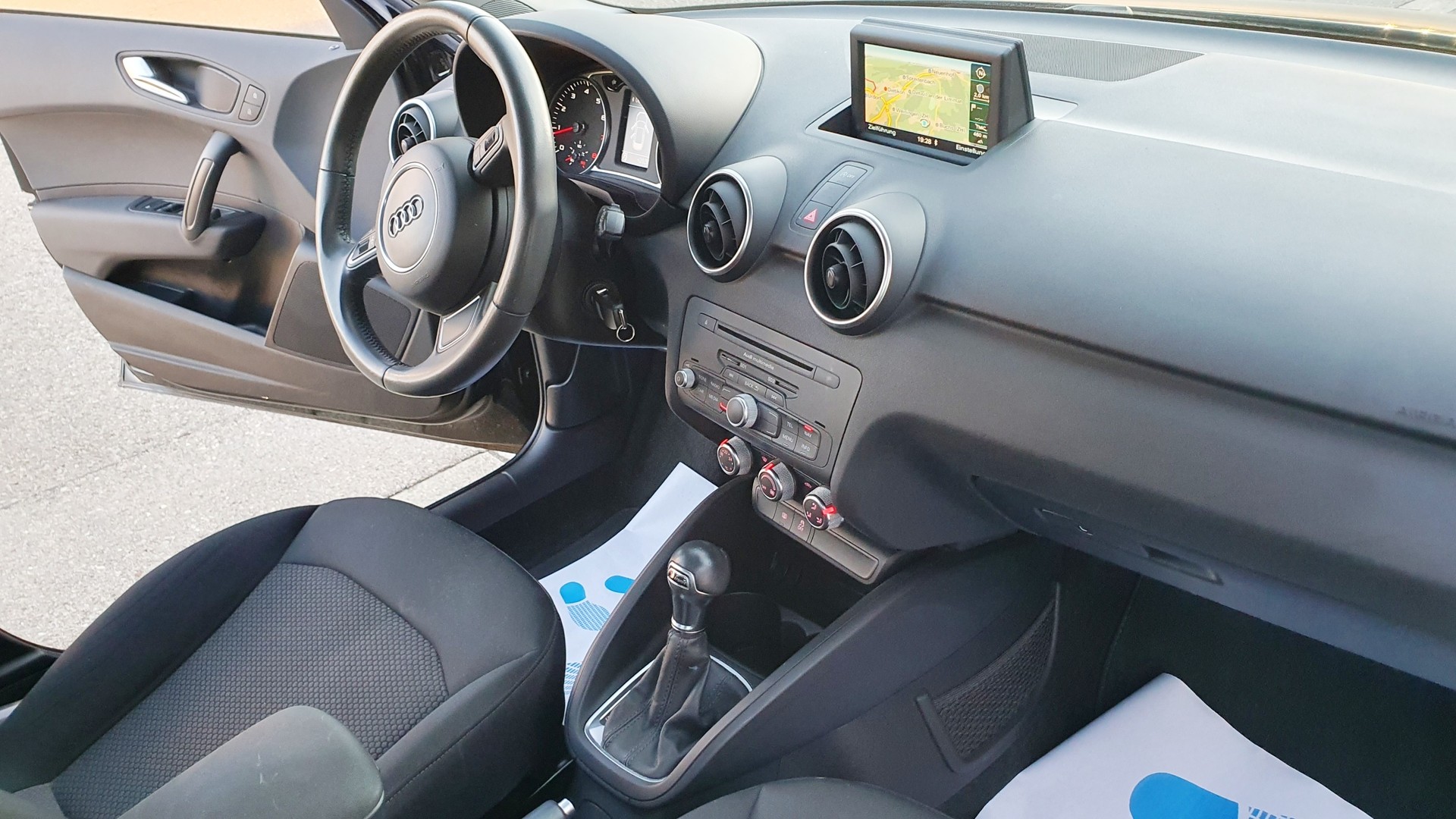 AUDI A1 Sportback 1.4 TFSI Attraction S-tronic-image-13