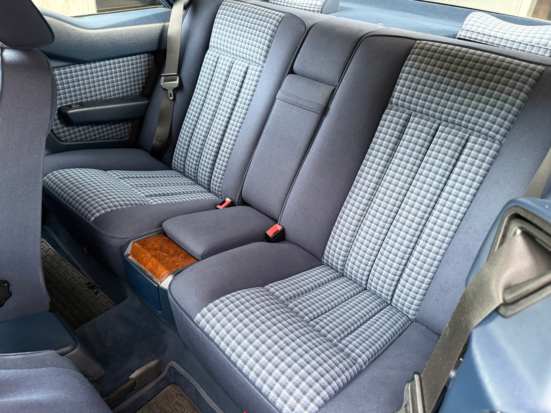 MERCEDES-BENZ 300 CE-image-11