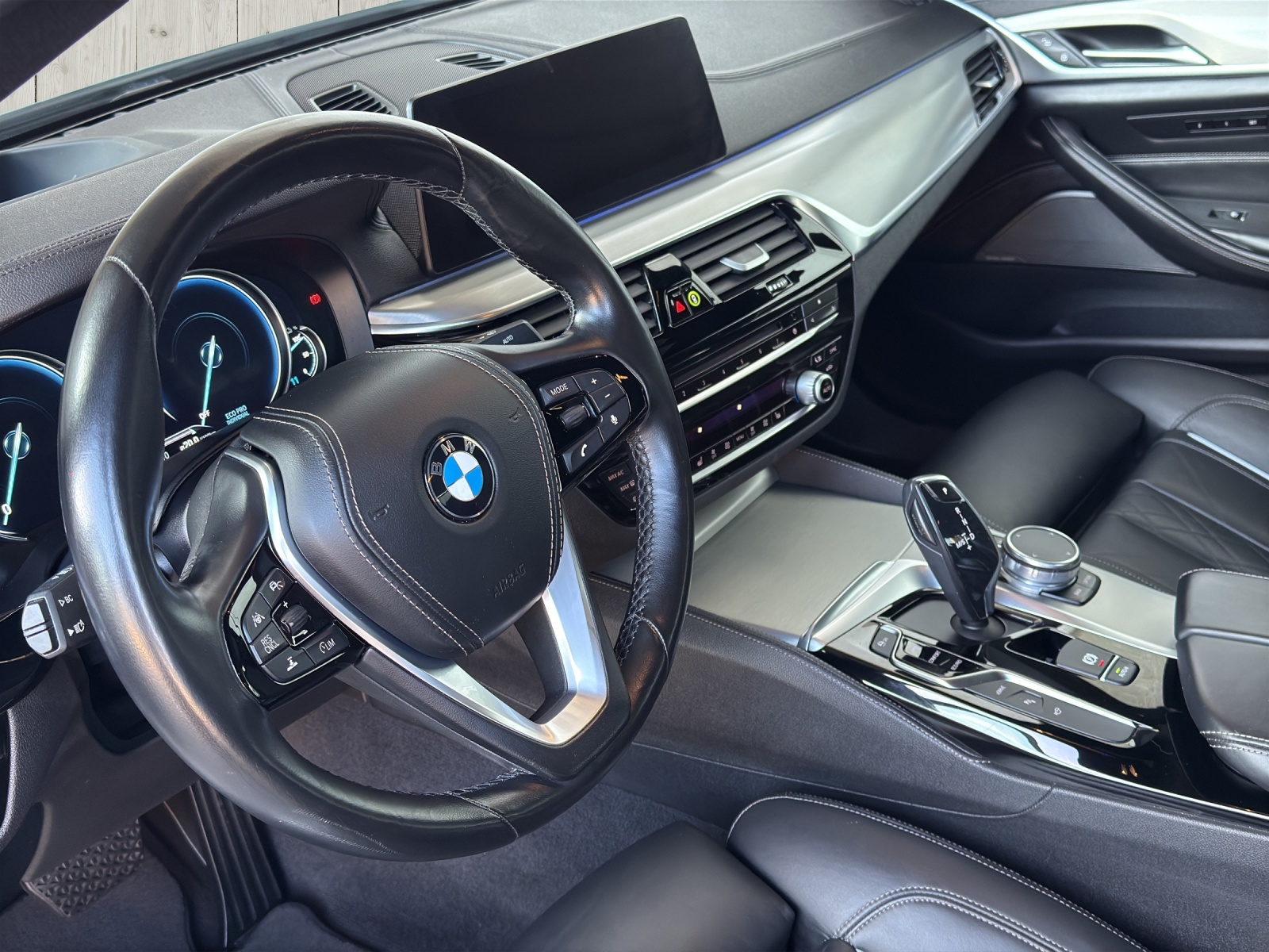 BMW 530e iPerformance Luxury Line Steptronic-image-10