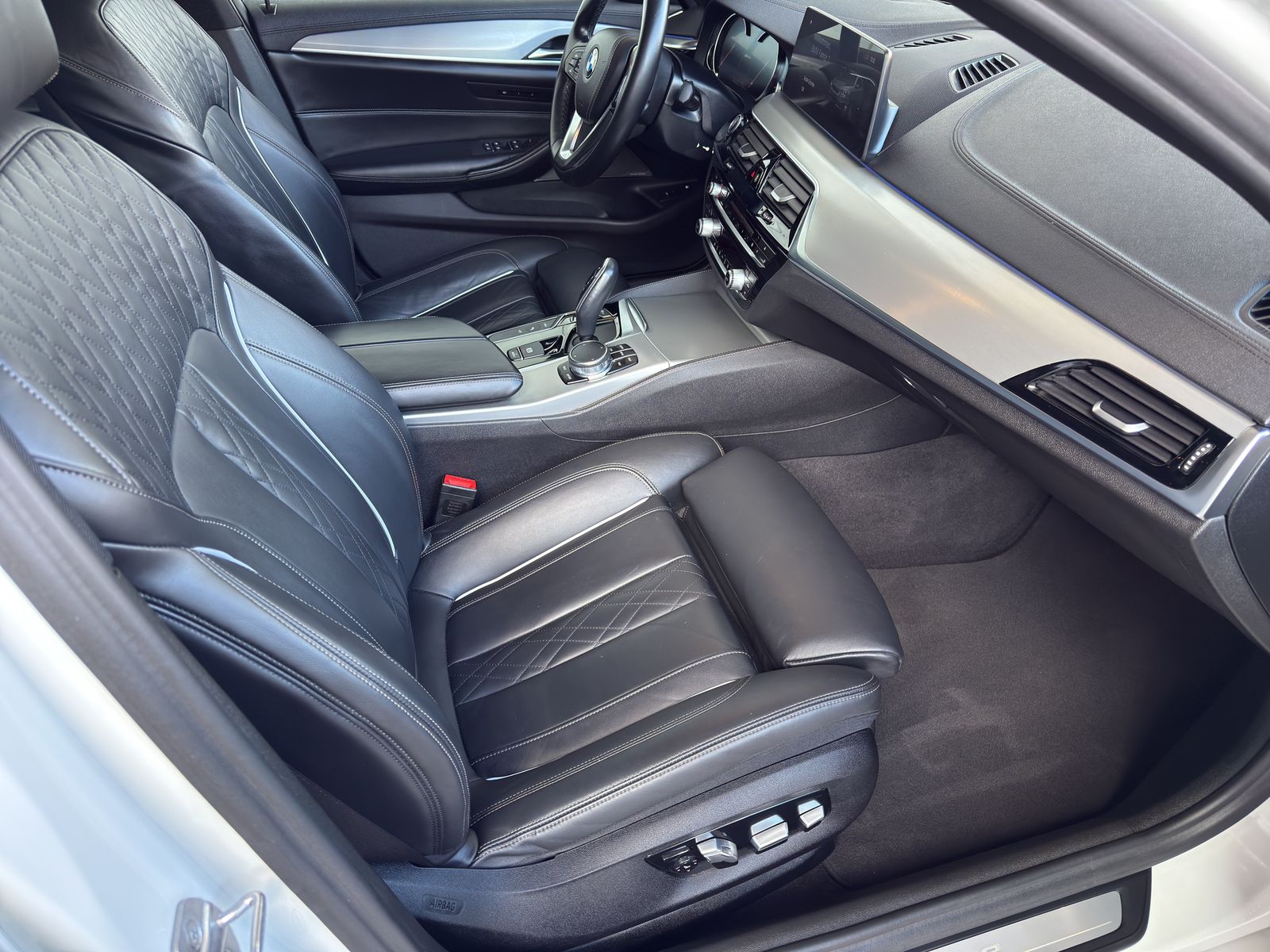 BMW 530e iPerformance Luxury Line Steptronic-image-11