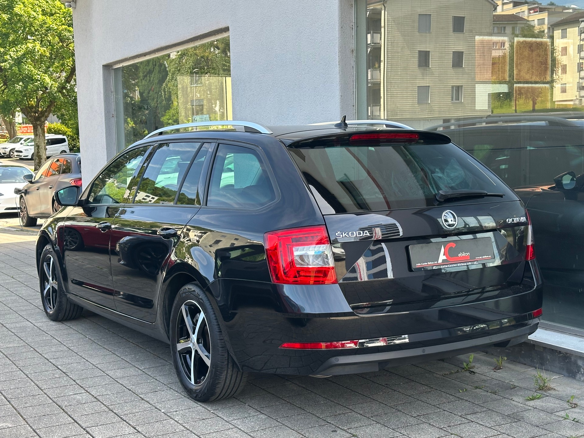 SKODA Octavia Combi 1.5 TSI Ambition DSG-showroom-element-2