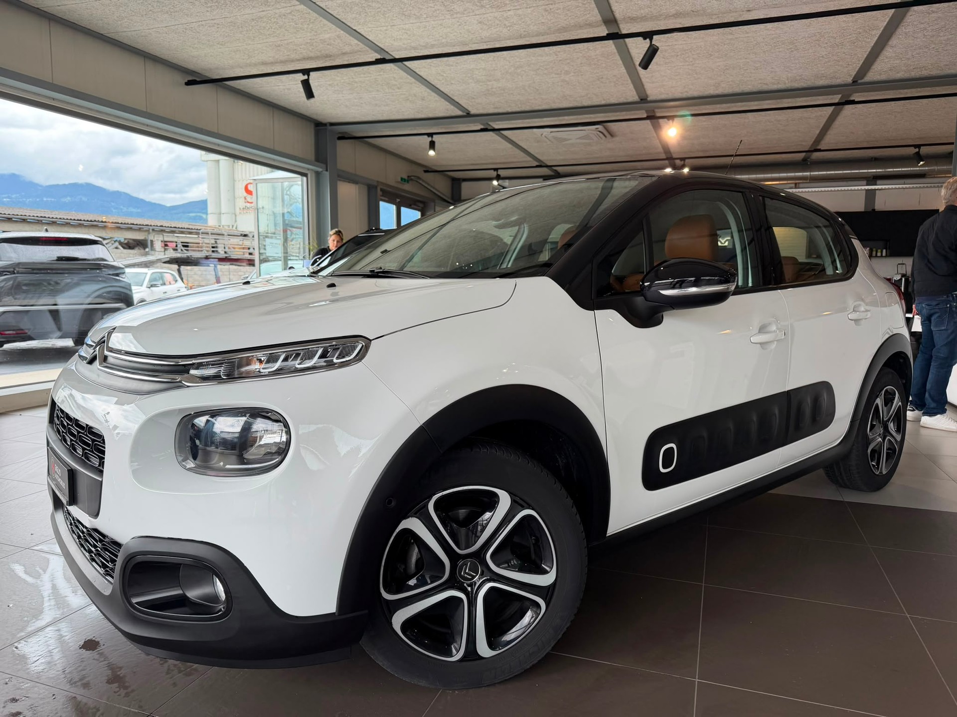 CITROEN C3 1.2i PureTech Shine EAT-image-0