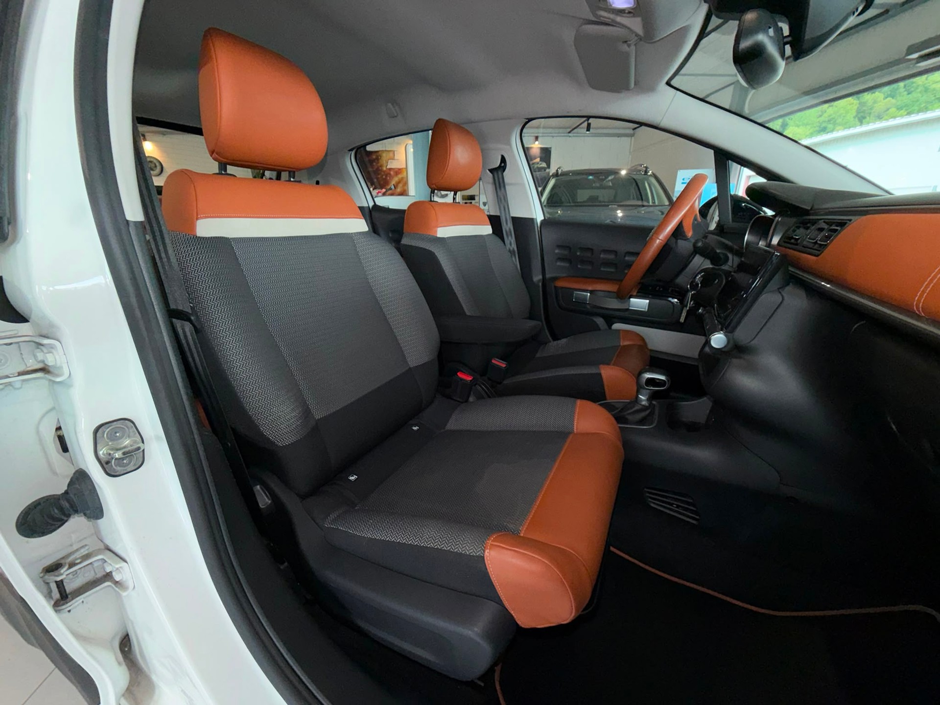 CITROEN C3 1.2i PureTech Shine EAT-image-9