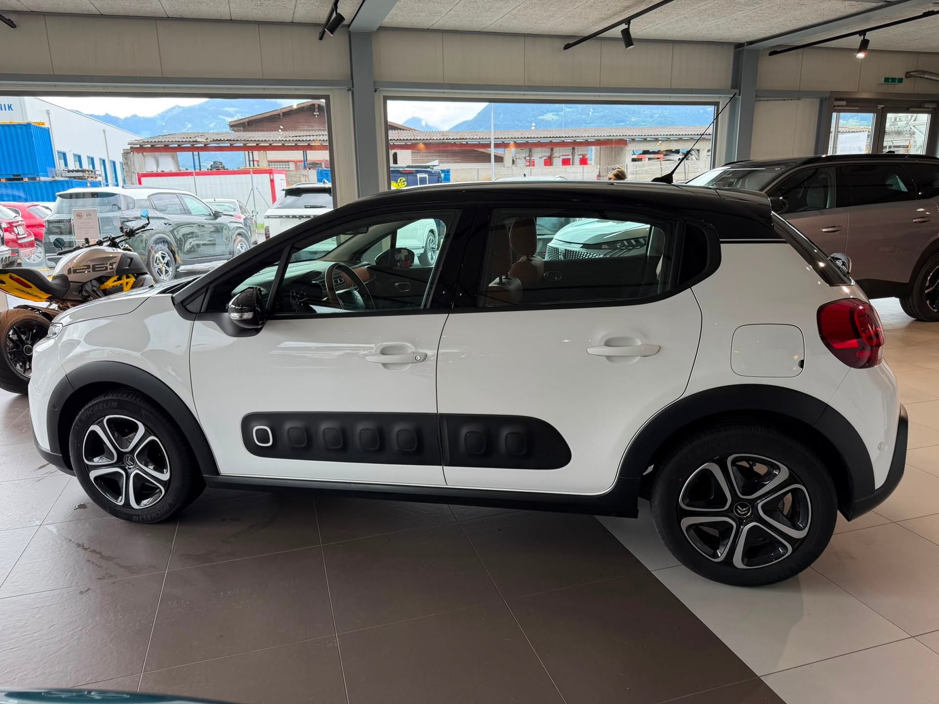 CITROEN C3 1.2i PureTech Shine EAT-image-1