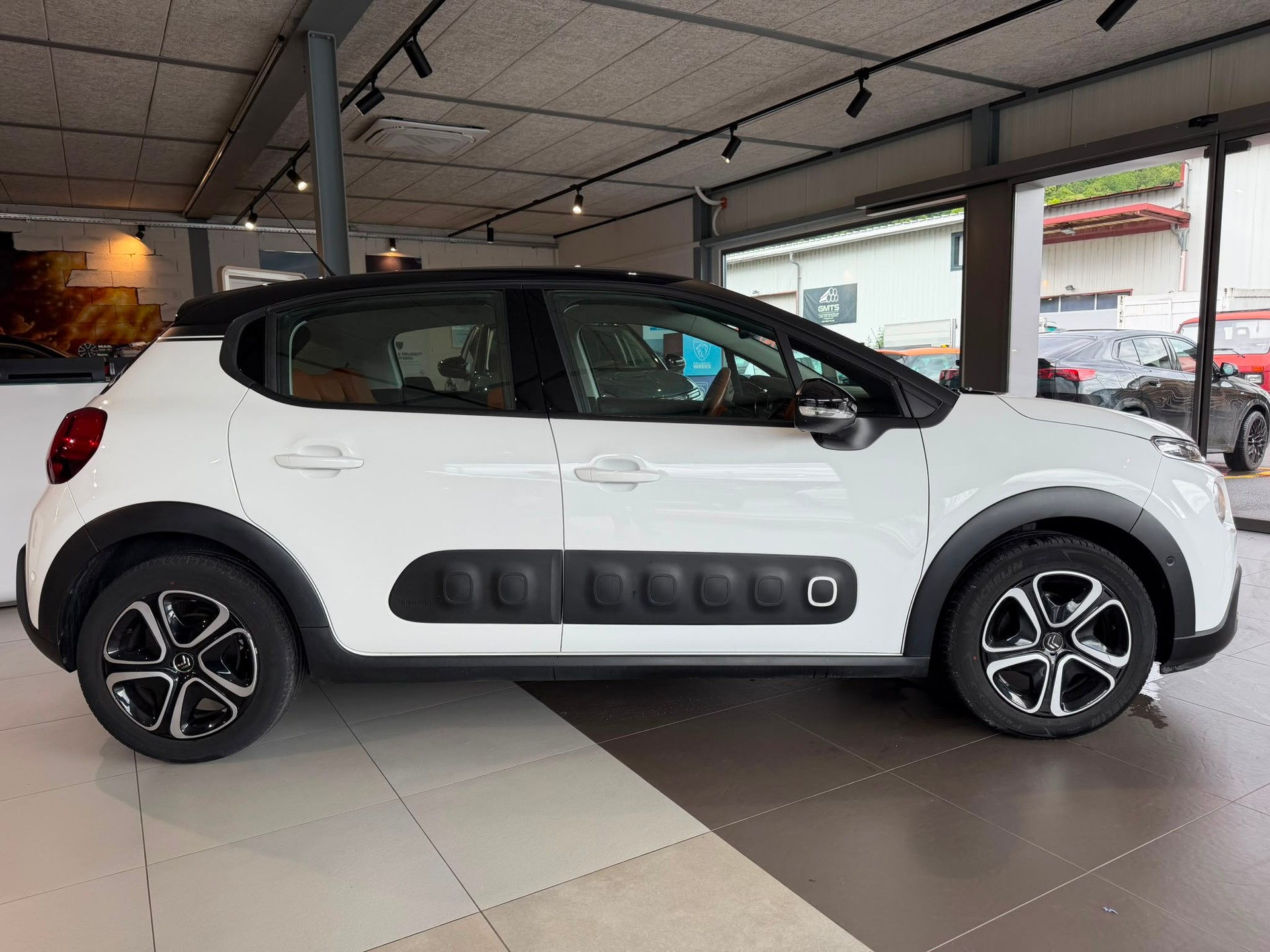 CITROEN C3 1.2i PureTech Shine EAT-image-4