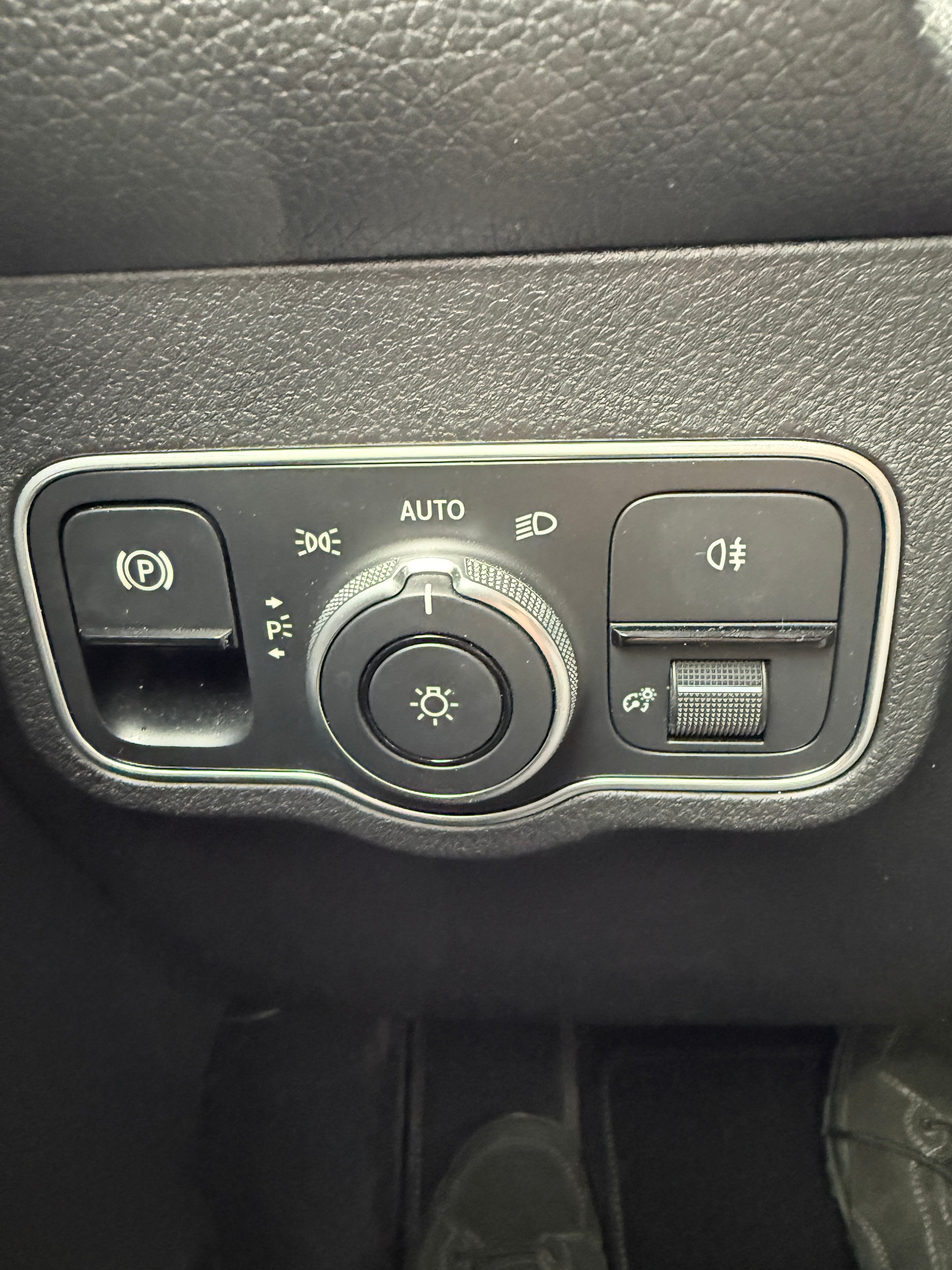 MERCEDES-BENZ GLB 220 d 4Matic 8G-Tronic-image-25