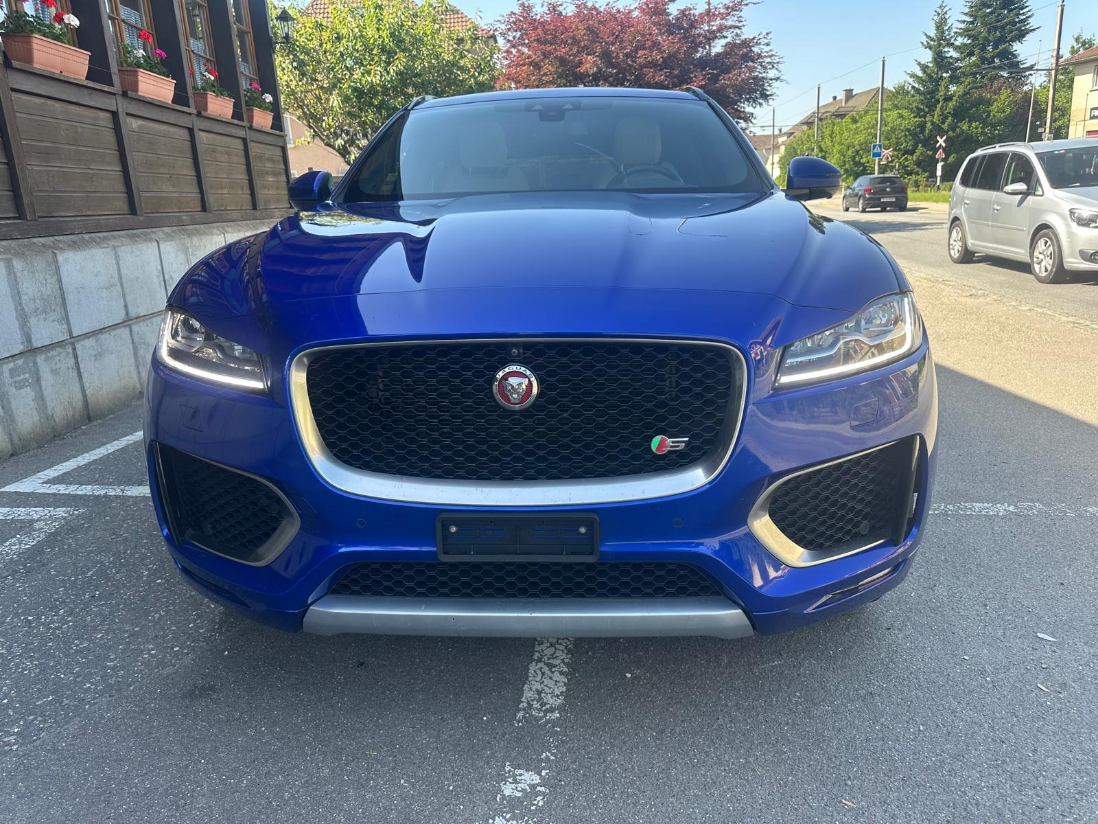 JAGUAR F-Pace 3.0 TD First Edition AWD Automatik-image-4