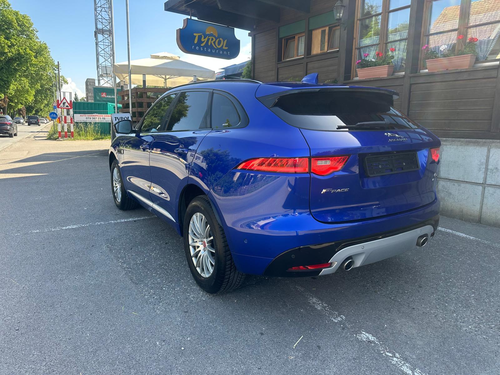 JAGUAR F-Pace 3.0 TD First Edition AWD Automatik-image-2