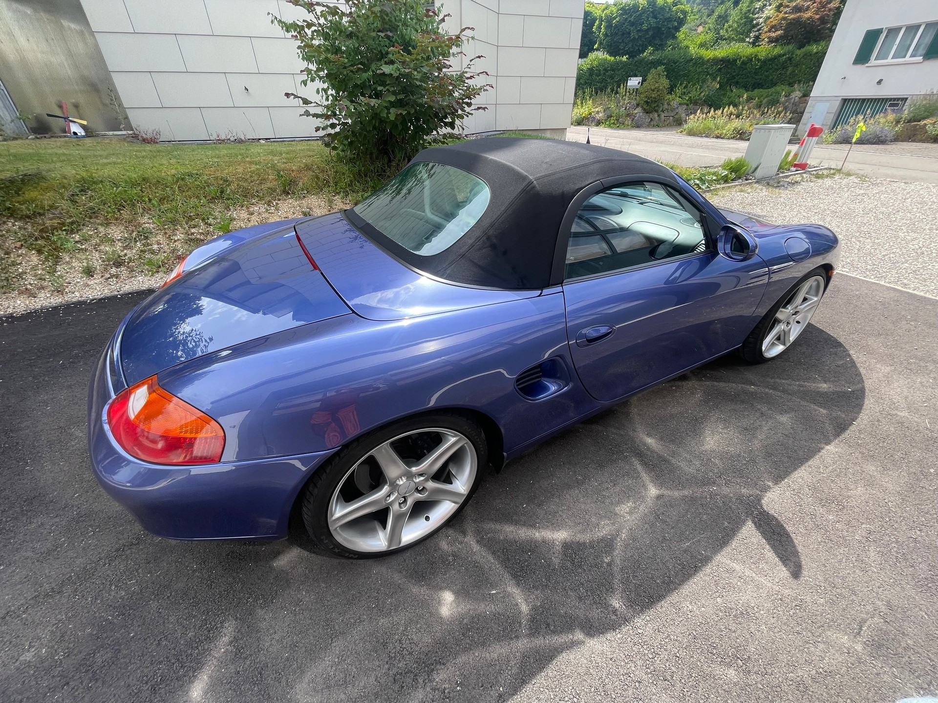 PORSCHE Boxster 2.5 mit schönen 19 Zoll Fegen mit Distanzscheiben 15mm-image-13