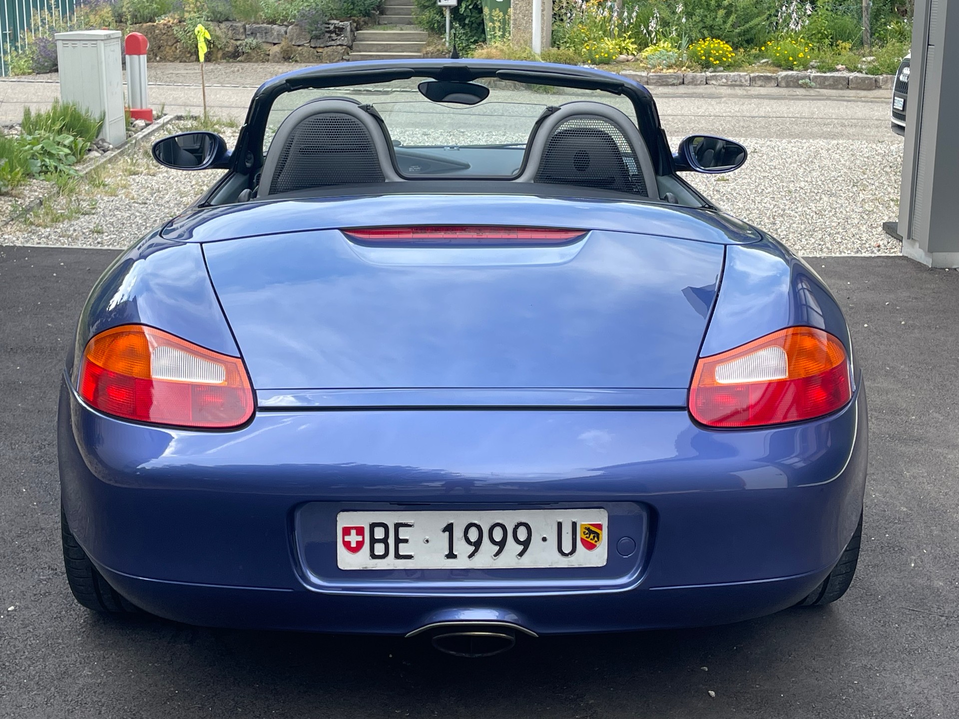 PORSCHE Boxster 2.5 mit schönen 19 Zoll Fegen mit Distanzscheiben 15mm-image-1