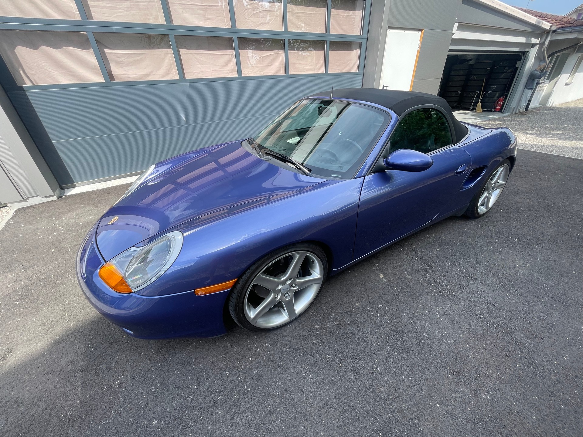 PORSCHE Boxster 2.5 mit schönen 19 Zoll Fegen mit Distanzscheiben 15mm-image-11