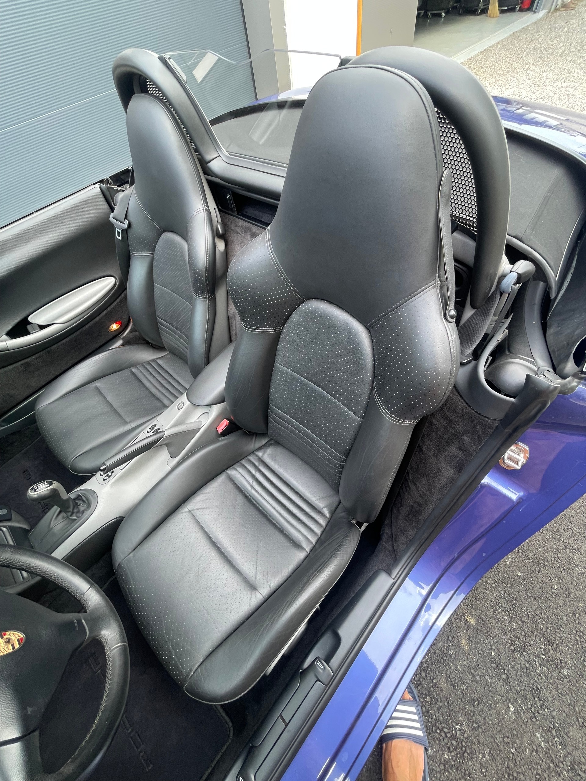 PORSCHE Boxster 2.5 mit schönen 19 Zoll Fegen mit Distanzscheiben 15mm-image-2
