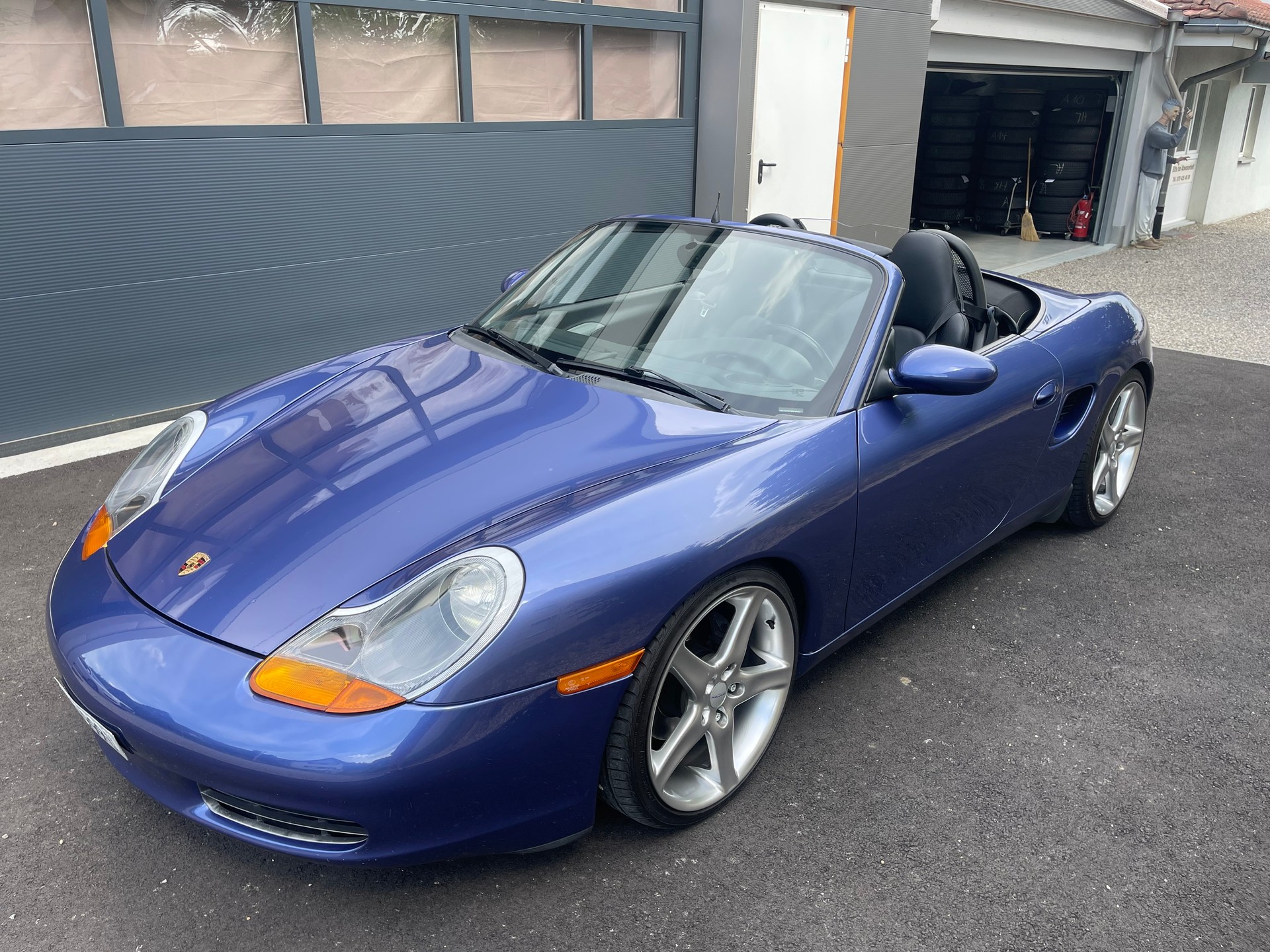 PORSCHE Boxster 2.5 mit schönen 19 Zoll Fegen mit Distanzscheiben 15mm-image-3