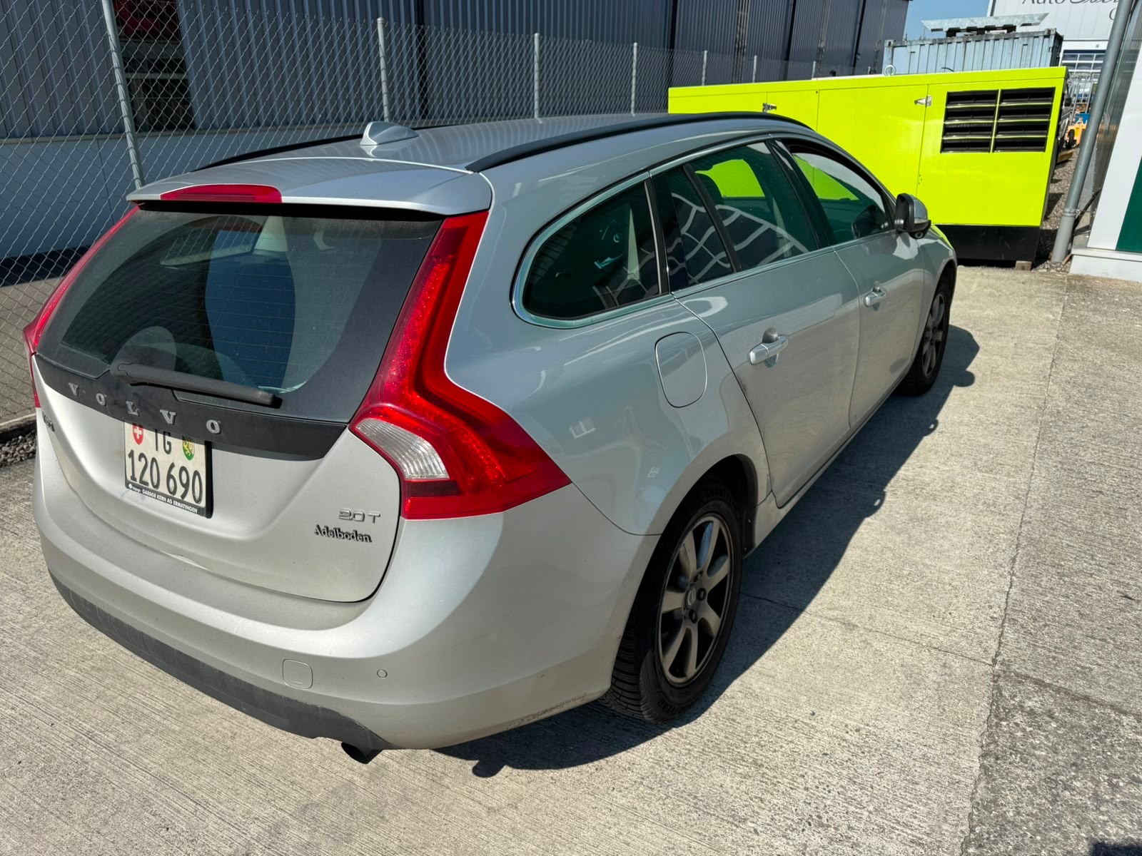 VOLVO V60 2.0T Powershift-image-4