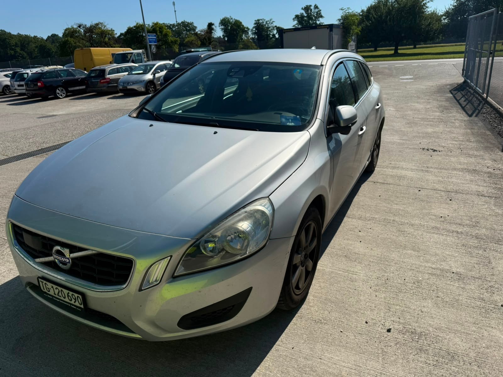 VOLVO V60 2.0T Powershift-image-1