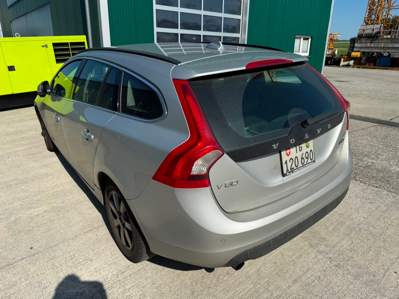 VOLVO V60 2.0T Powershift-image-3