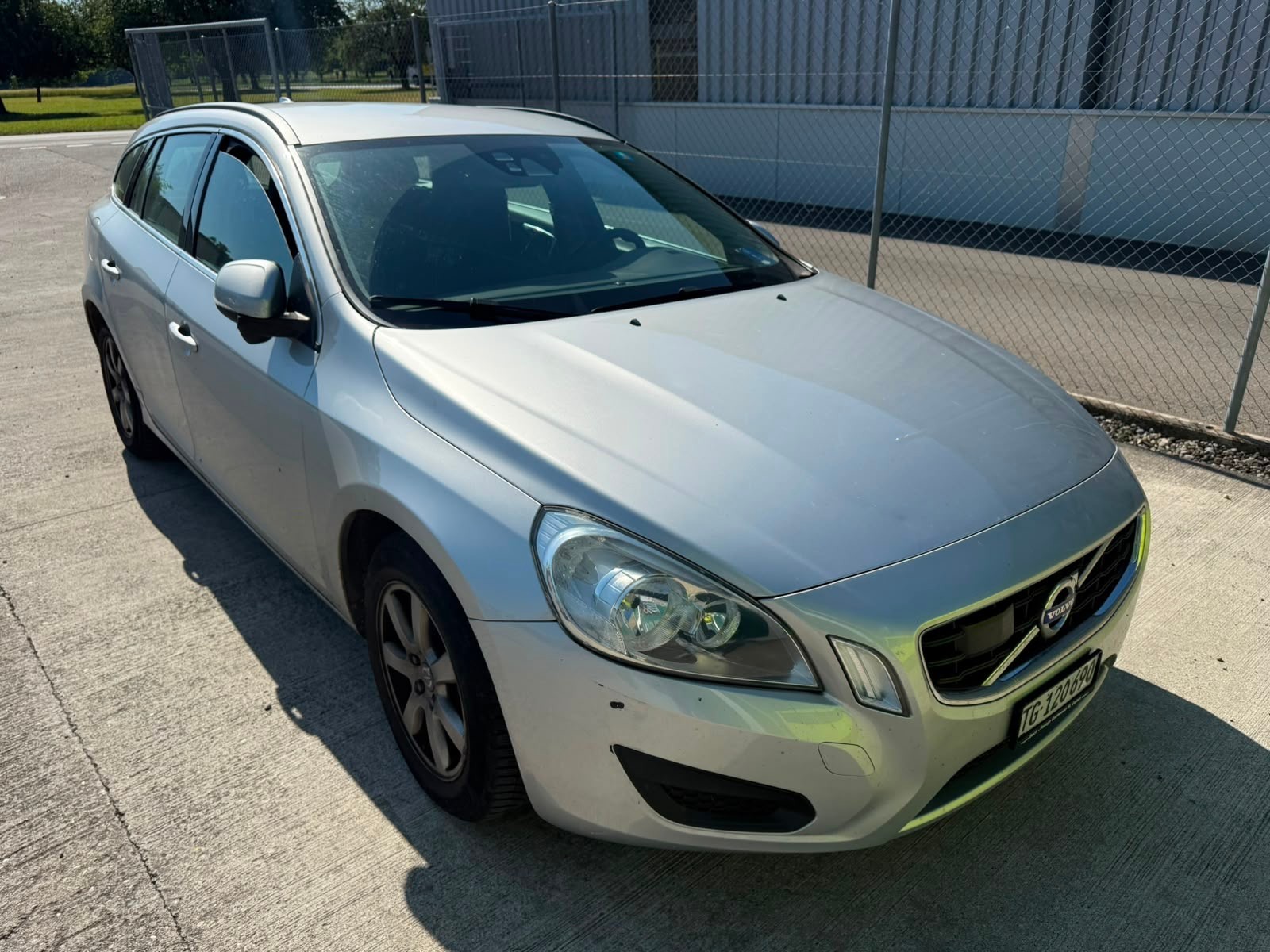 VOLVO V60 2.0T Powershift-image-2