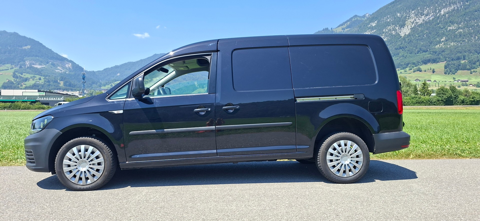 VW Caddy Maxi 2.0TDI 4Motion BlueMotion Technology-image-1