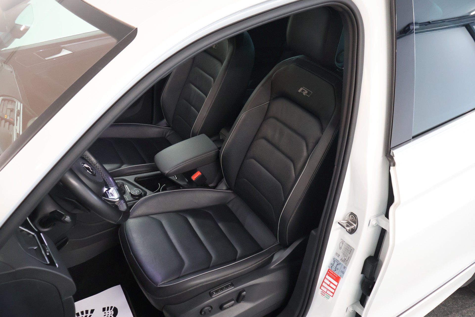 VW Tiguan 2.0TSI R-Line 4Motion DSG-image-10