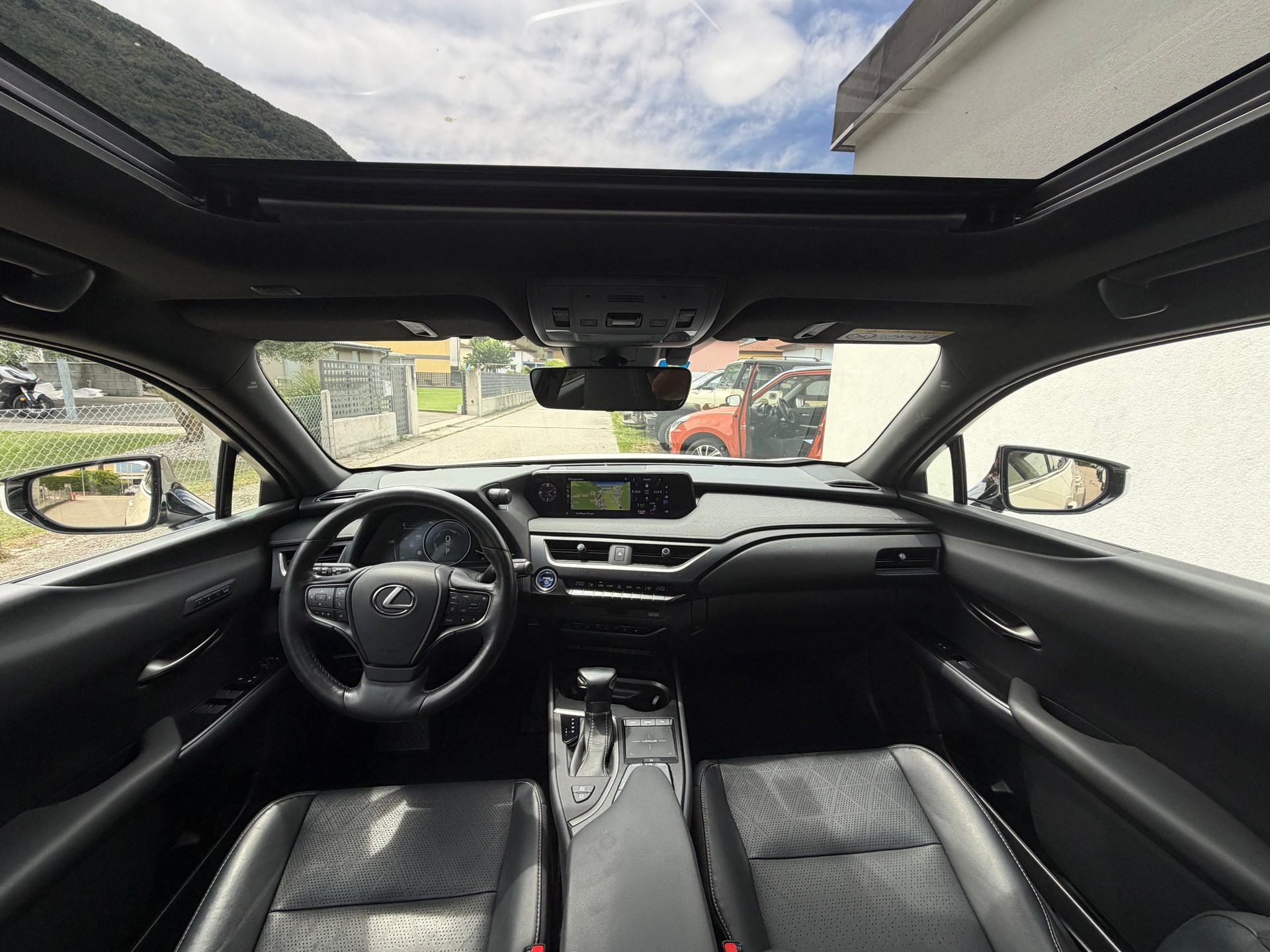 LEXUS UX 250h Excellence AWD Automatic-image-1