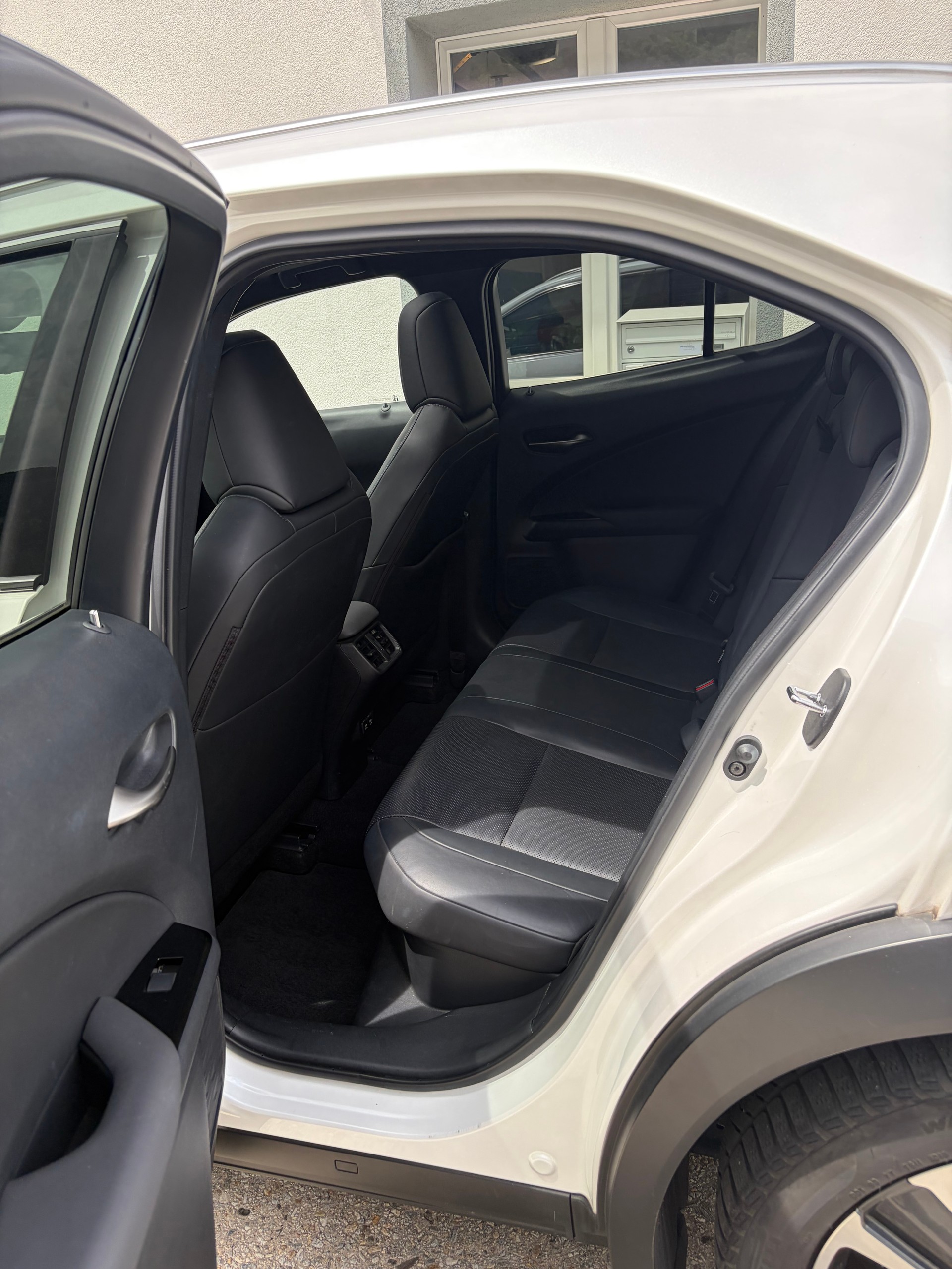 LEXUS UX 250h Excellence AWD Automatic-image-15
