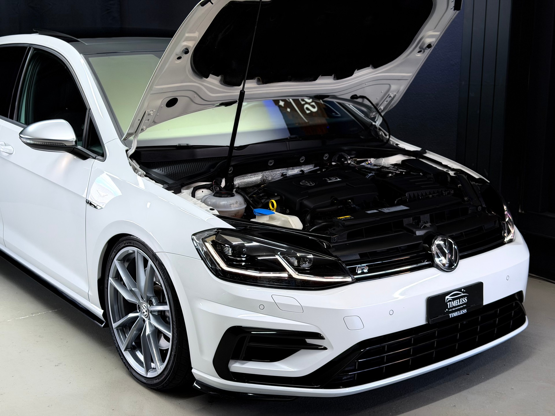 VW Golf 2.0 TSI R 4Motion DSG-image-2