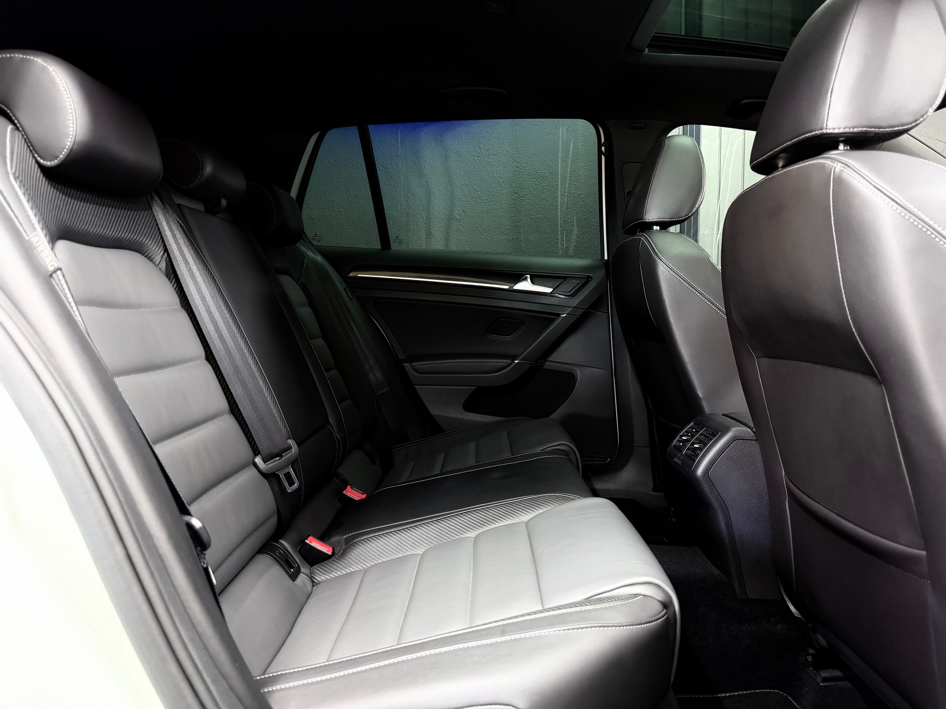 VW Golf 2.0 TSI R 4Motion DSG-image-15