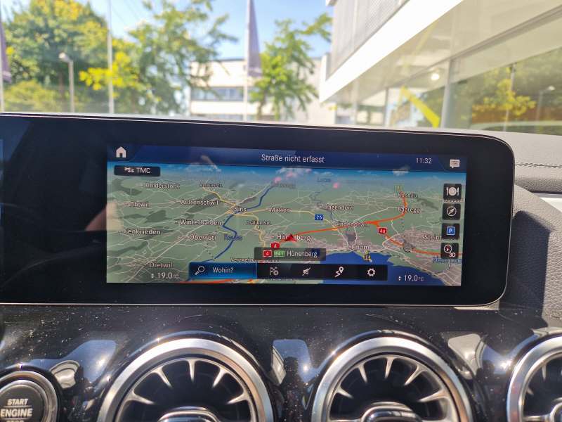 MERCEDES-BENZ GLA 250 AMG Line-image-10