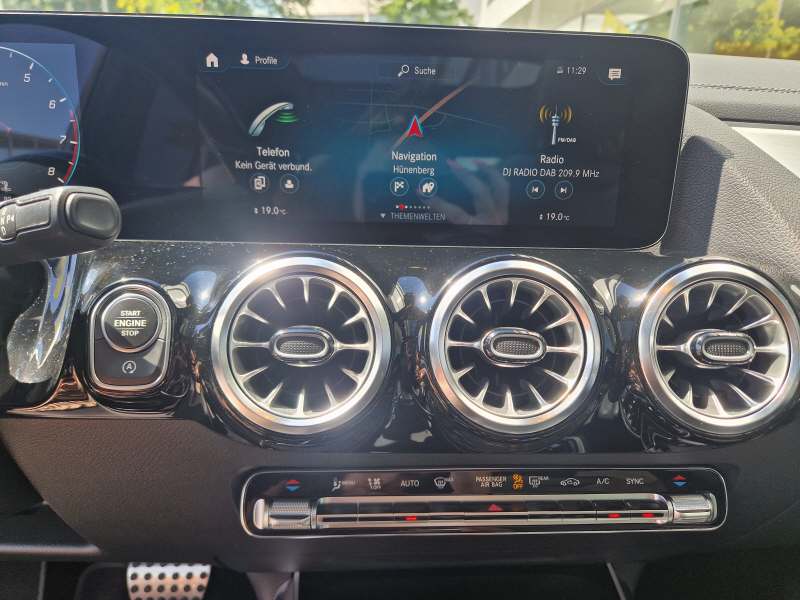MERCEDES-BENZ GLA 250 AMG Line-image-8