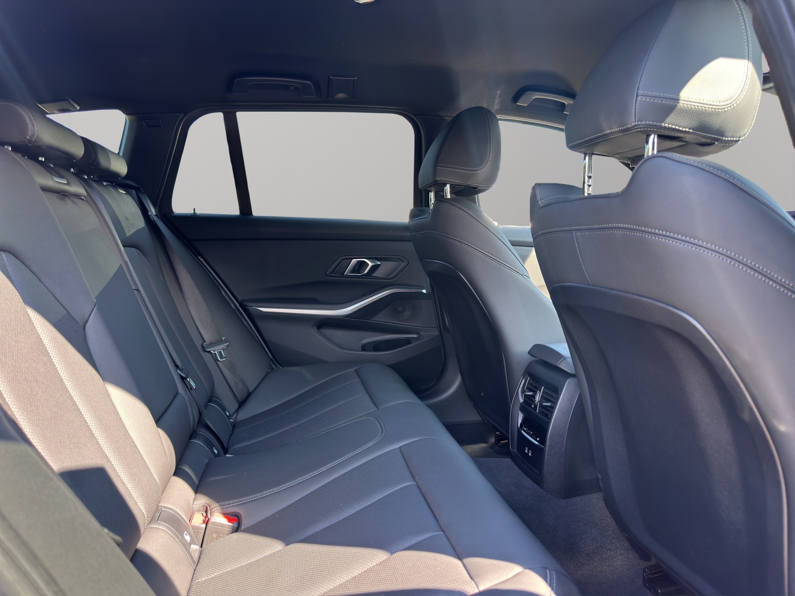 BMW 320d xDrive 48V Touring Steptronic M Sport *CH-Fahrzeug*-image-14