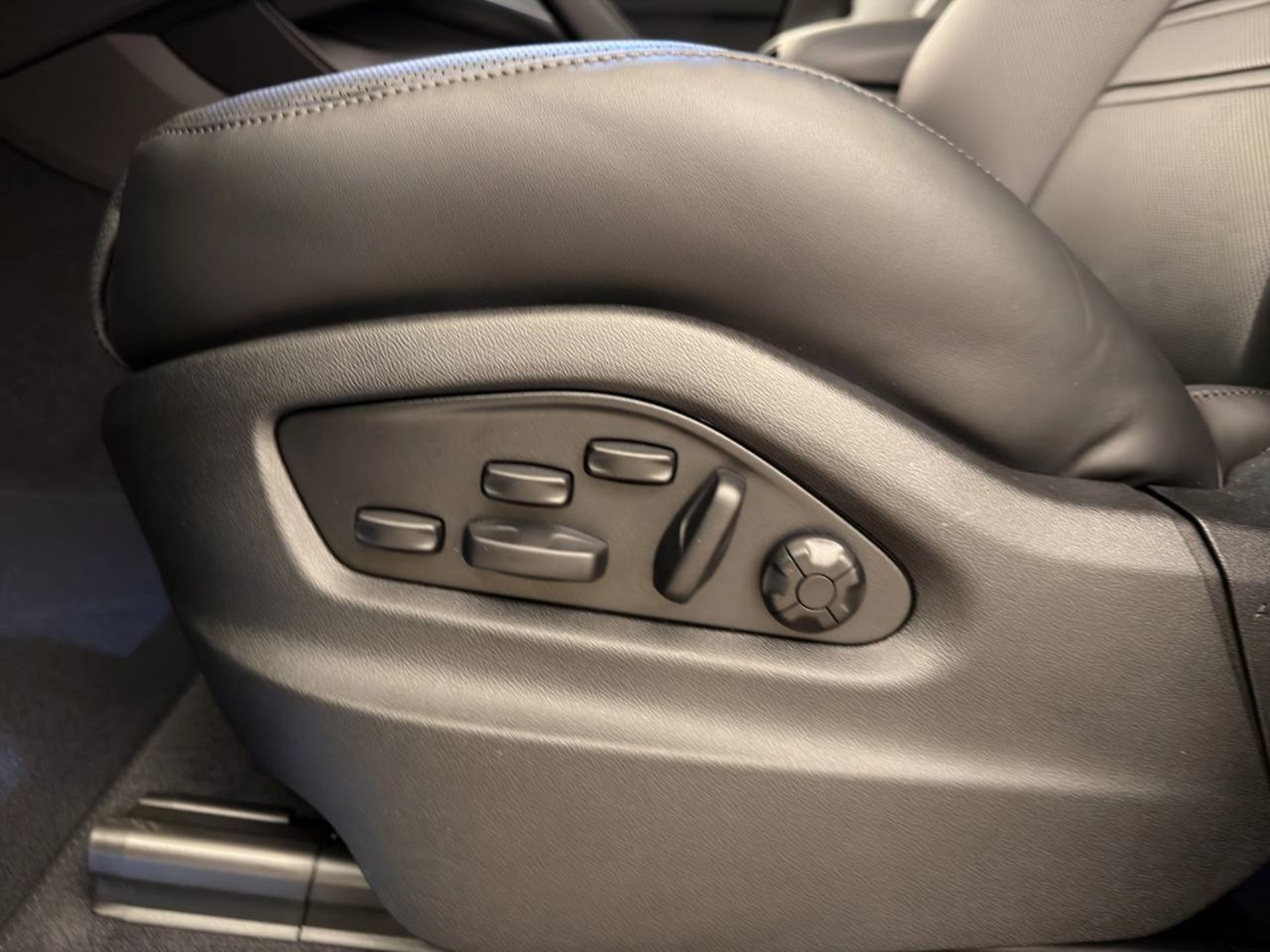 PORSCHE Cayenne S E-Hybrid Black Edition-image-24