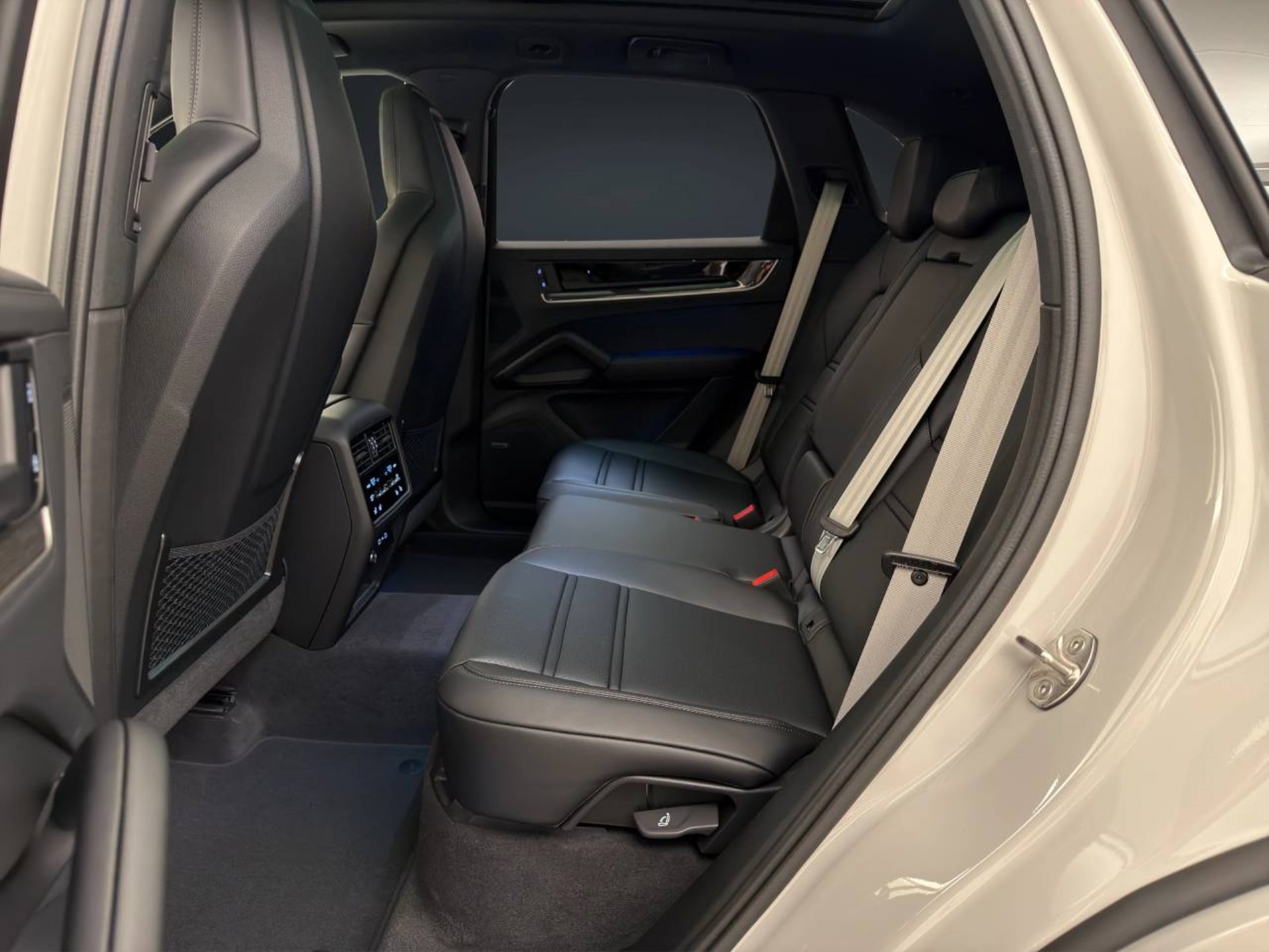 PORSCHE Cayenne S E-Hybrid Black Edition-image-14