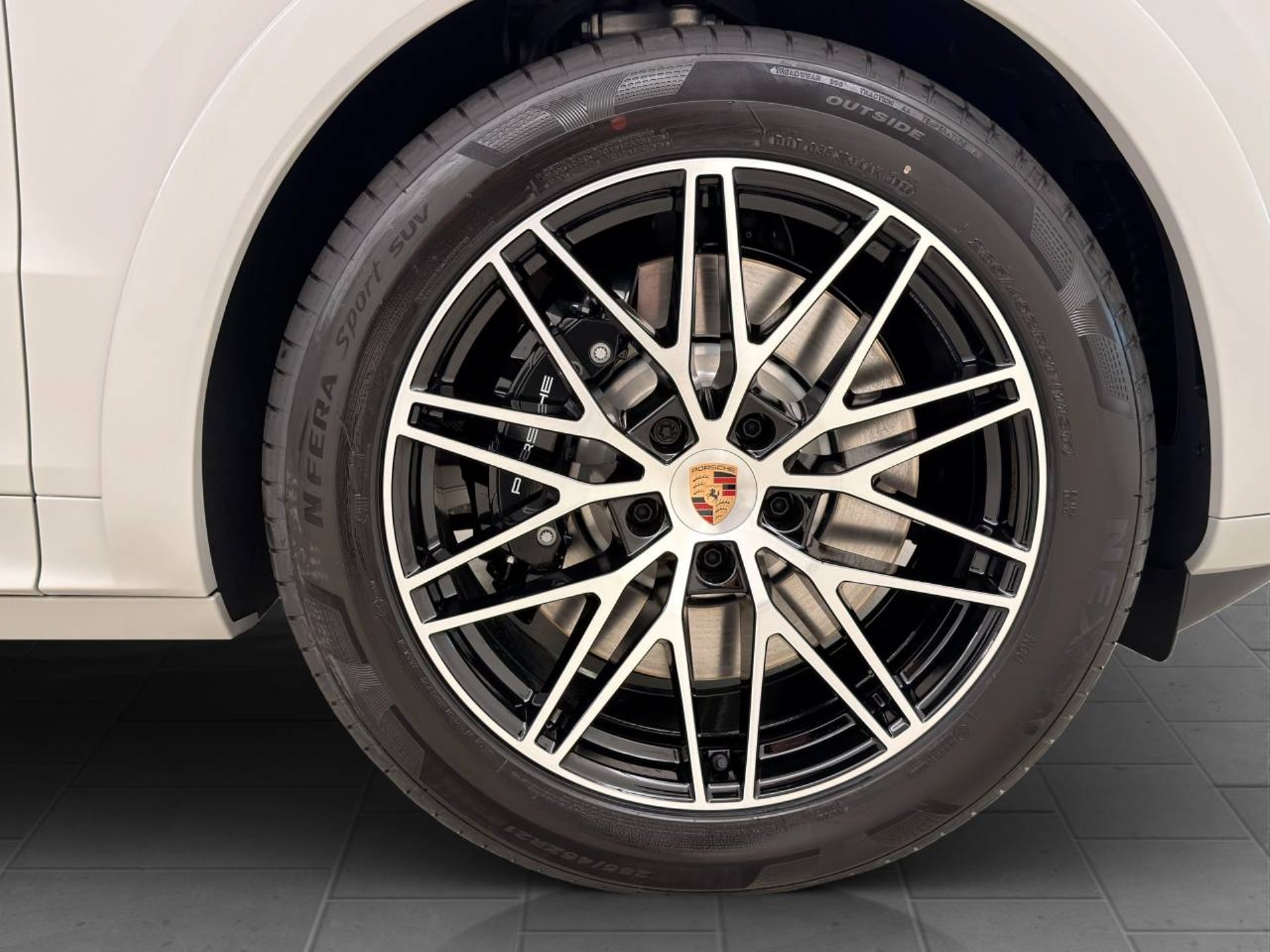 PORSCHE Cayenne S E-Hybrid Black Edition-image-10