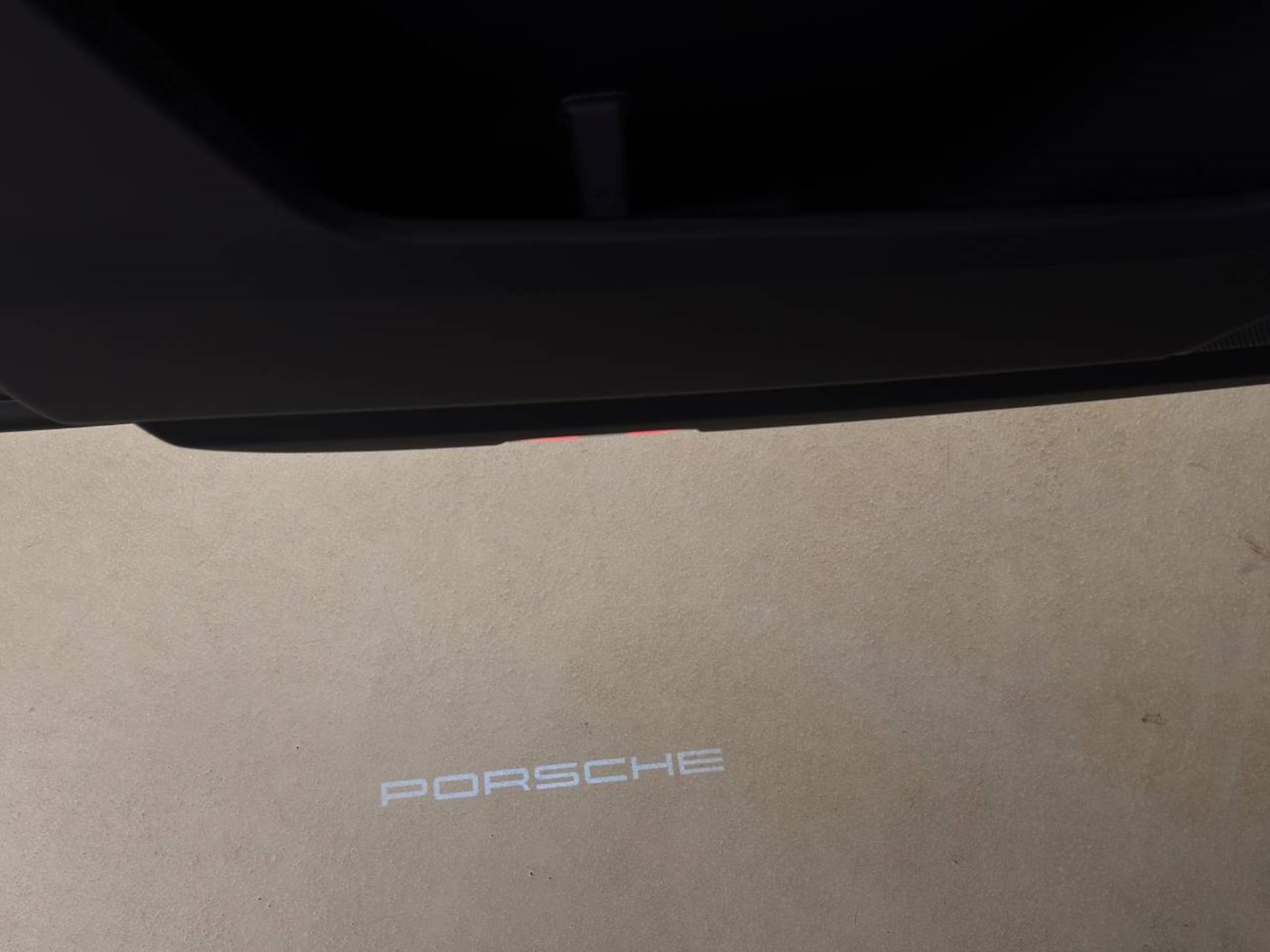 PORSCHE Cayenne S E-Hybrid Black Edition-image-23