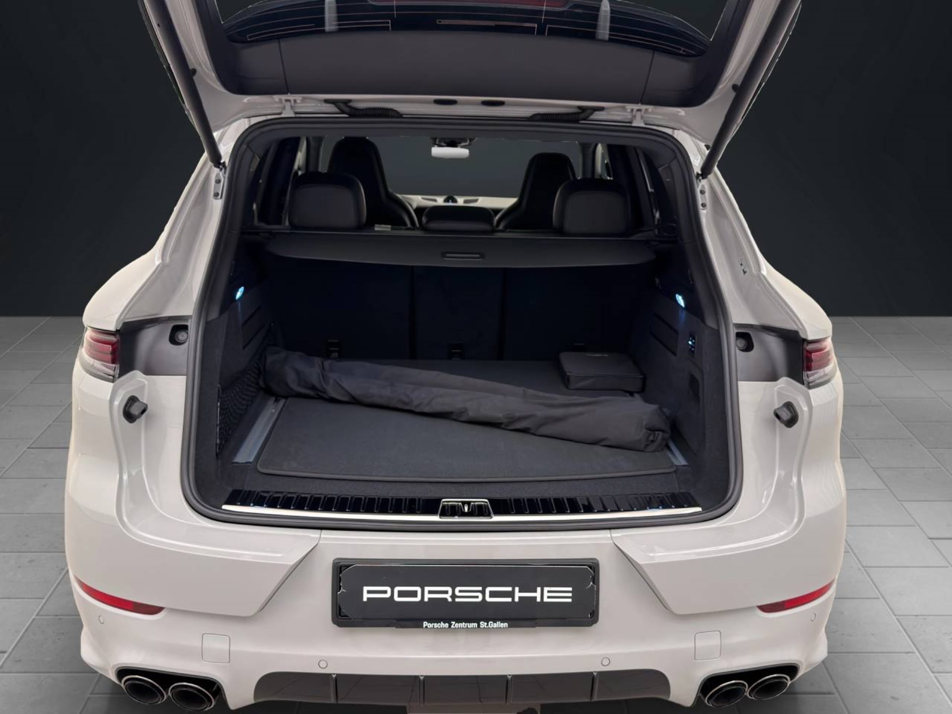 PORSCHE Cayenne S E-Hybrid Black Edition-image-19