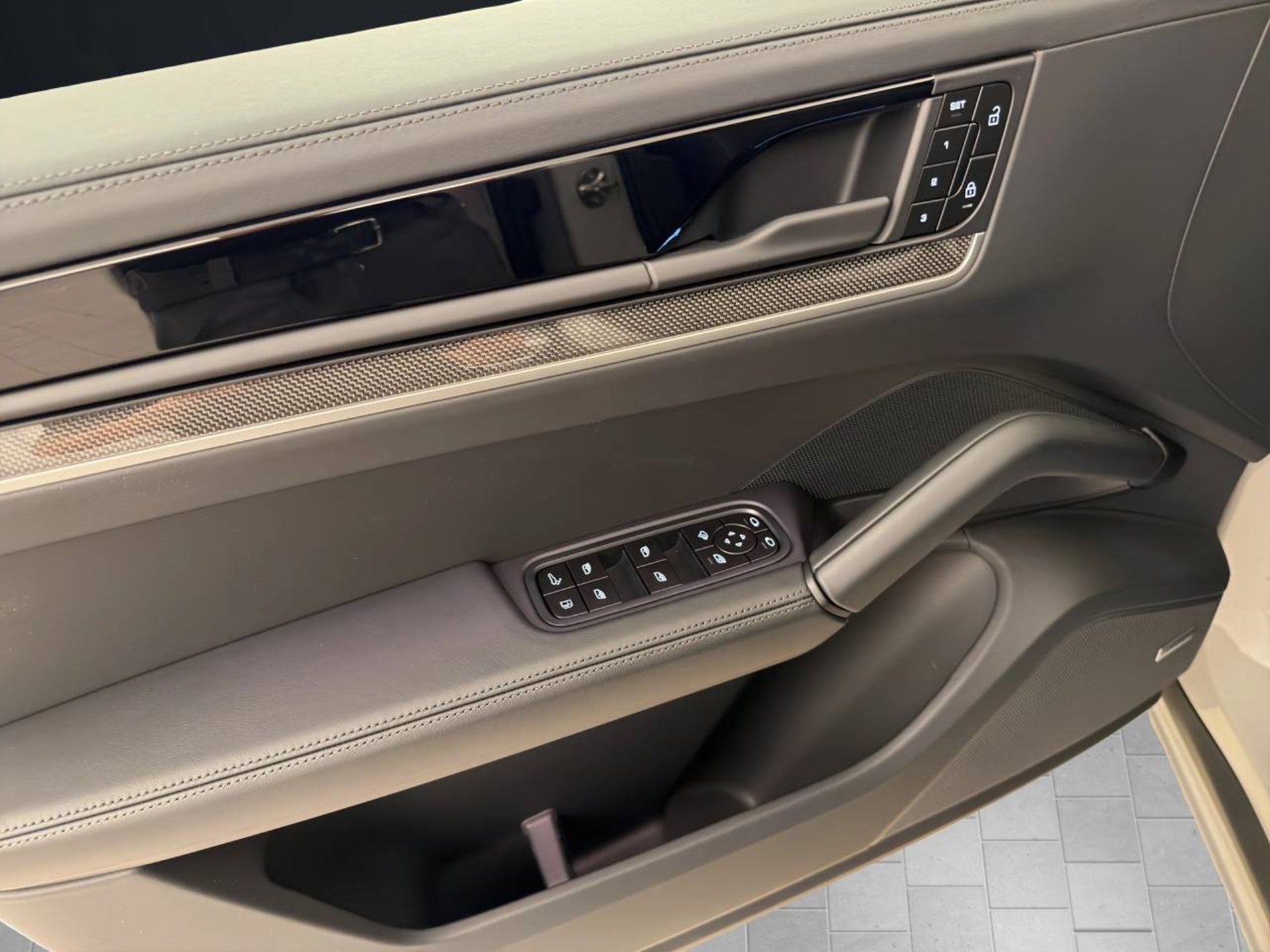 PORSCHE Cayenne S E-Hybrid Black Edition-image-18
