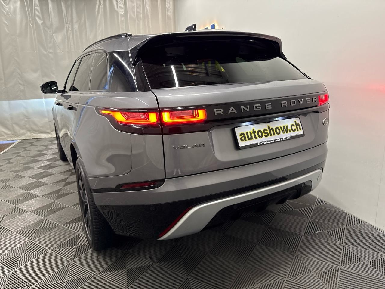 LAND ROVER Range Rover Velar R-Dynamic D 200 SE Automatic-image-13