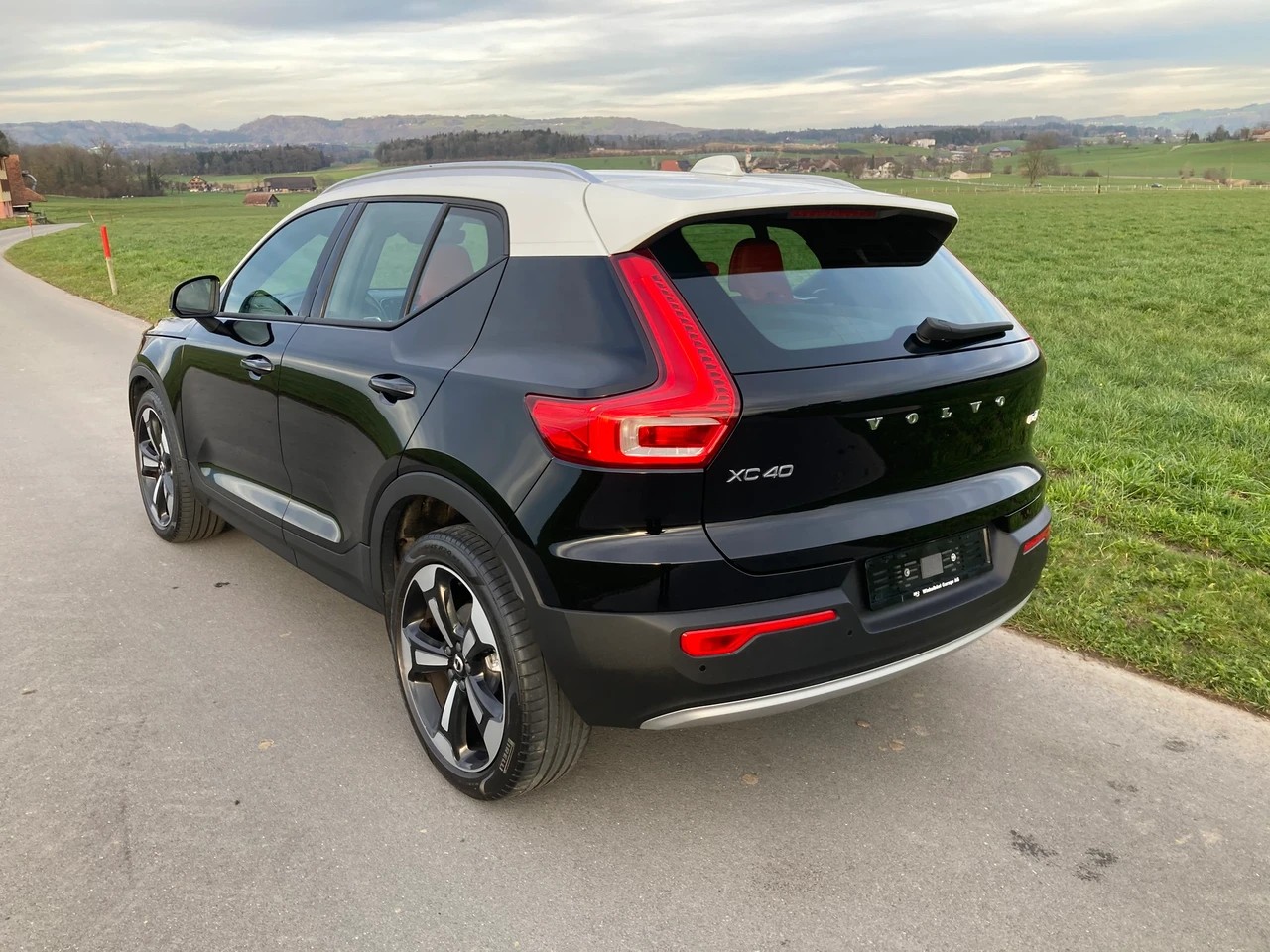 VOLVO XC40 D4 AWD Momentum Geartronic-image-2